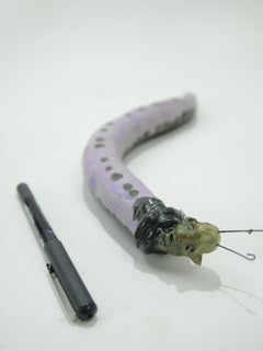 Scultura in ceramica curva Creatura ibrida antropomorfa policroma Piccolo oggetto