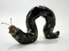 Gebogene zeitgenössische Keramikskulptur Mensch-Insekt-Hybrid-Kreatur Loop-Form