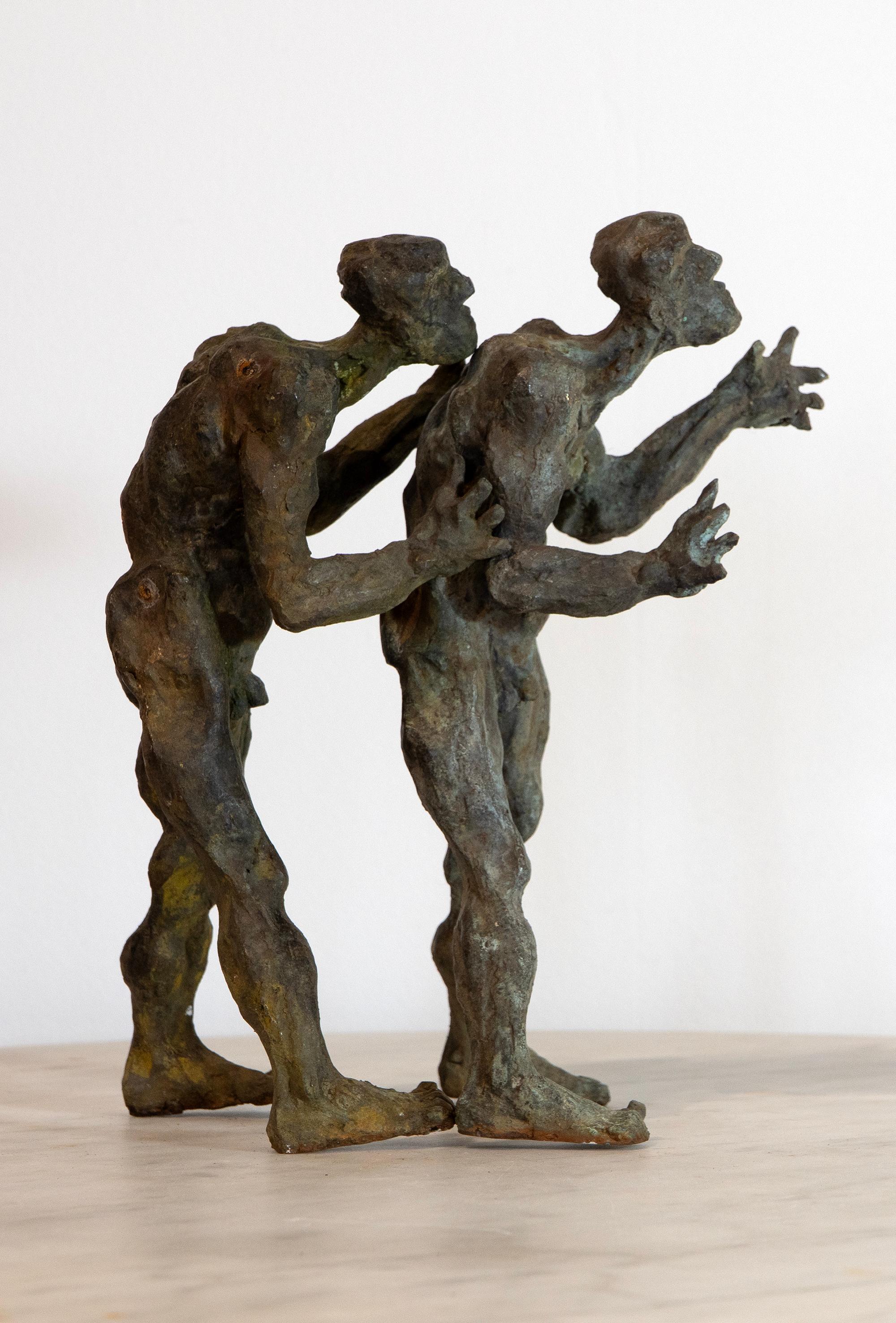 Il duo scultoreo espressionista in bronzo a cera persa emana texture organiche di terra e forme emotive accoppiate. Dual Earthbound Wanderers (28 × 17 × 18 cm) riunisce le repliche numero 1 e 2 della serie Os Extravagantes di Óscar Aldonza Torres;