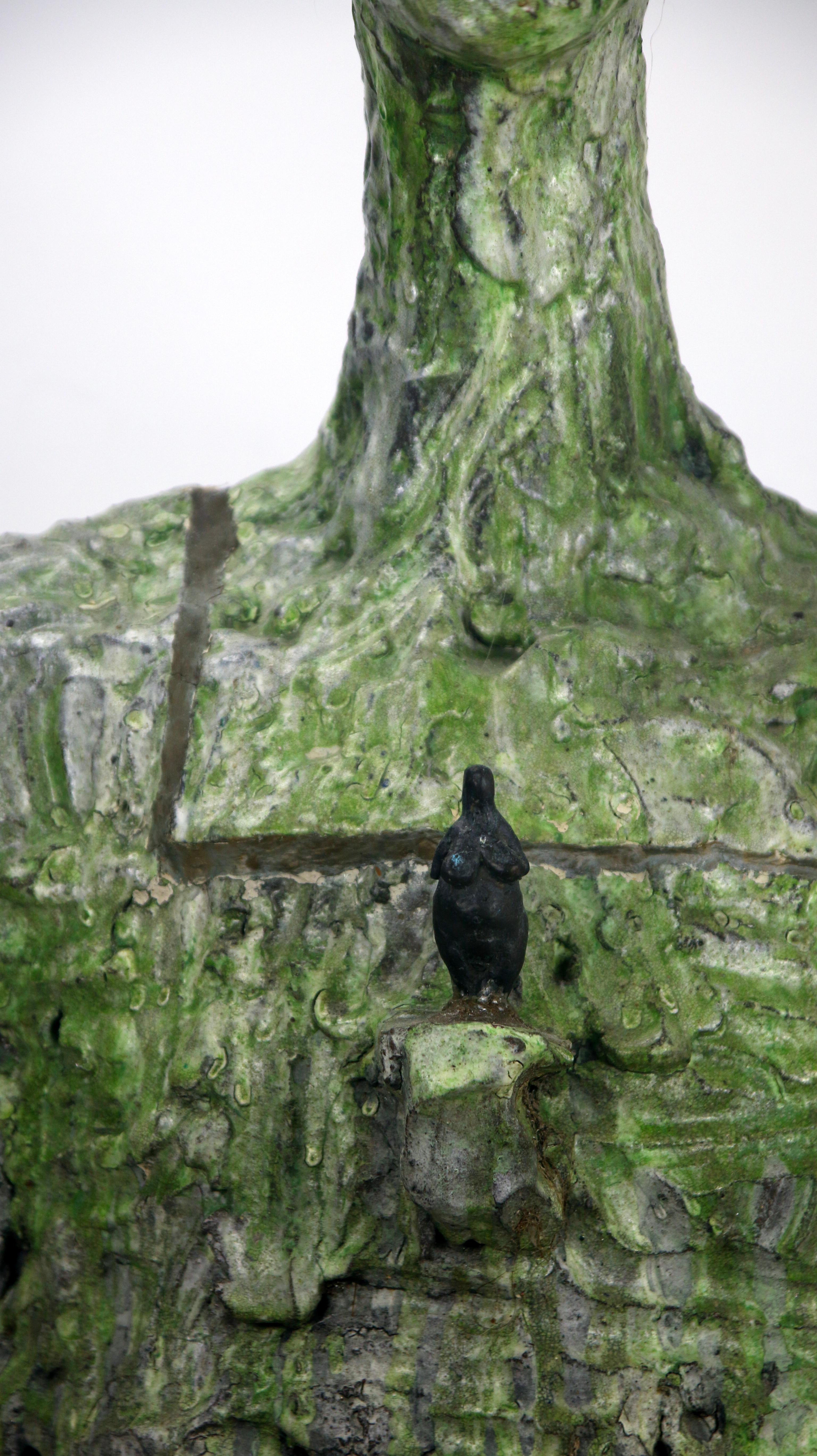 Cette sculpture figurative de buste en céramique et en bronze met en évidence une surface fragmentée qui évoque la réparation, la continuité et la mémoire incarnée. Faisant partie de la série Xentes du sculpteur espagnol Óscar Aldonza Torres,