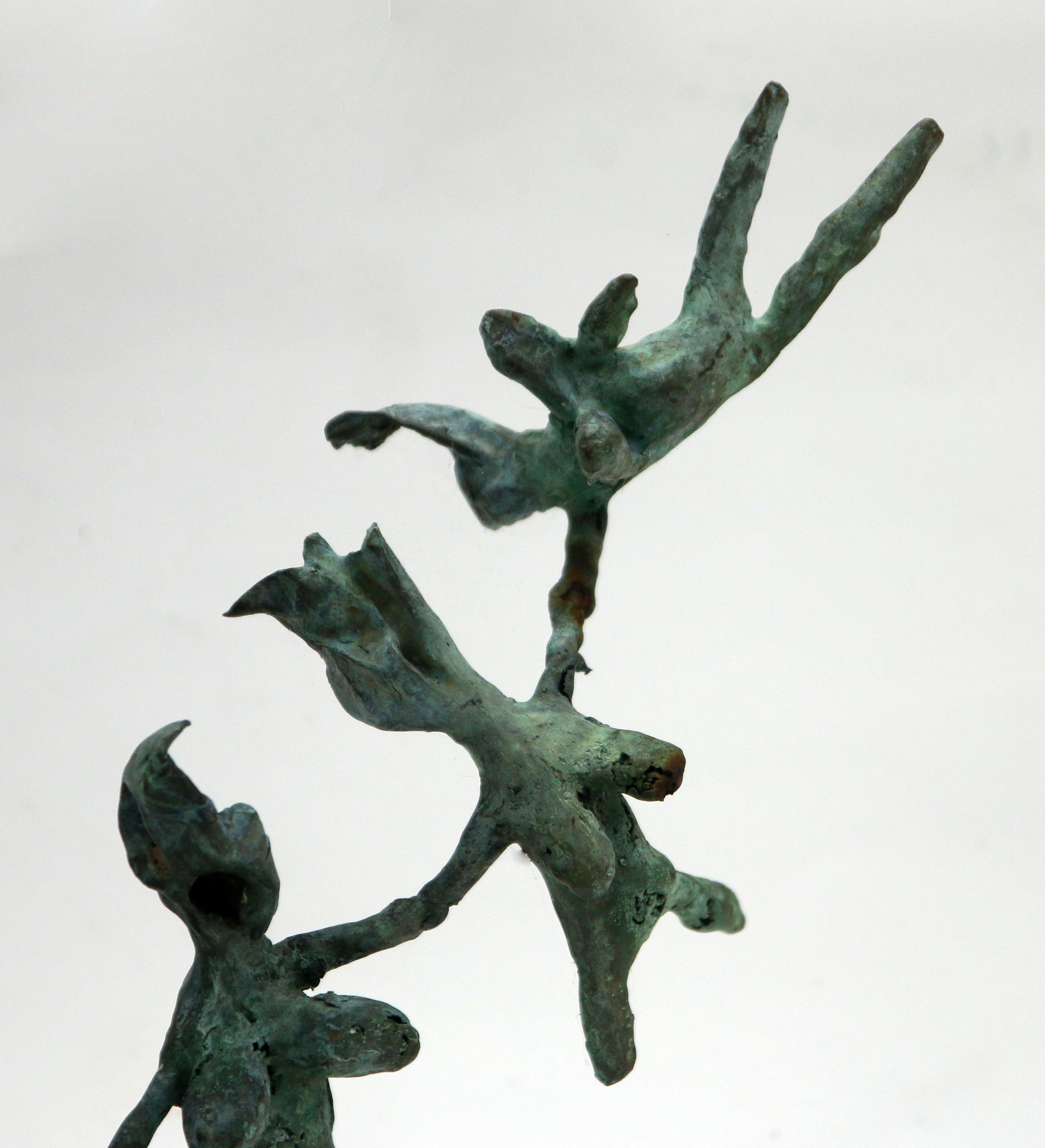 Sculpture expressionniste en bronze avec modèle en papier Figures féminines commençant à voler en vente 7