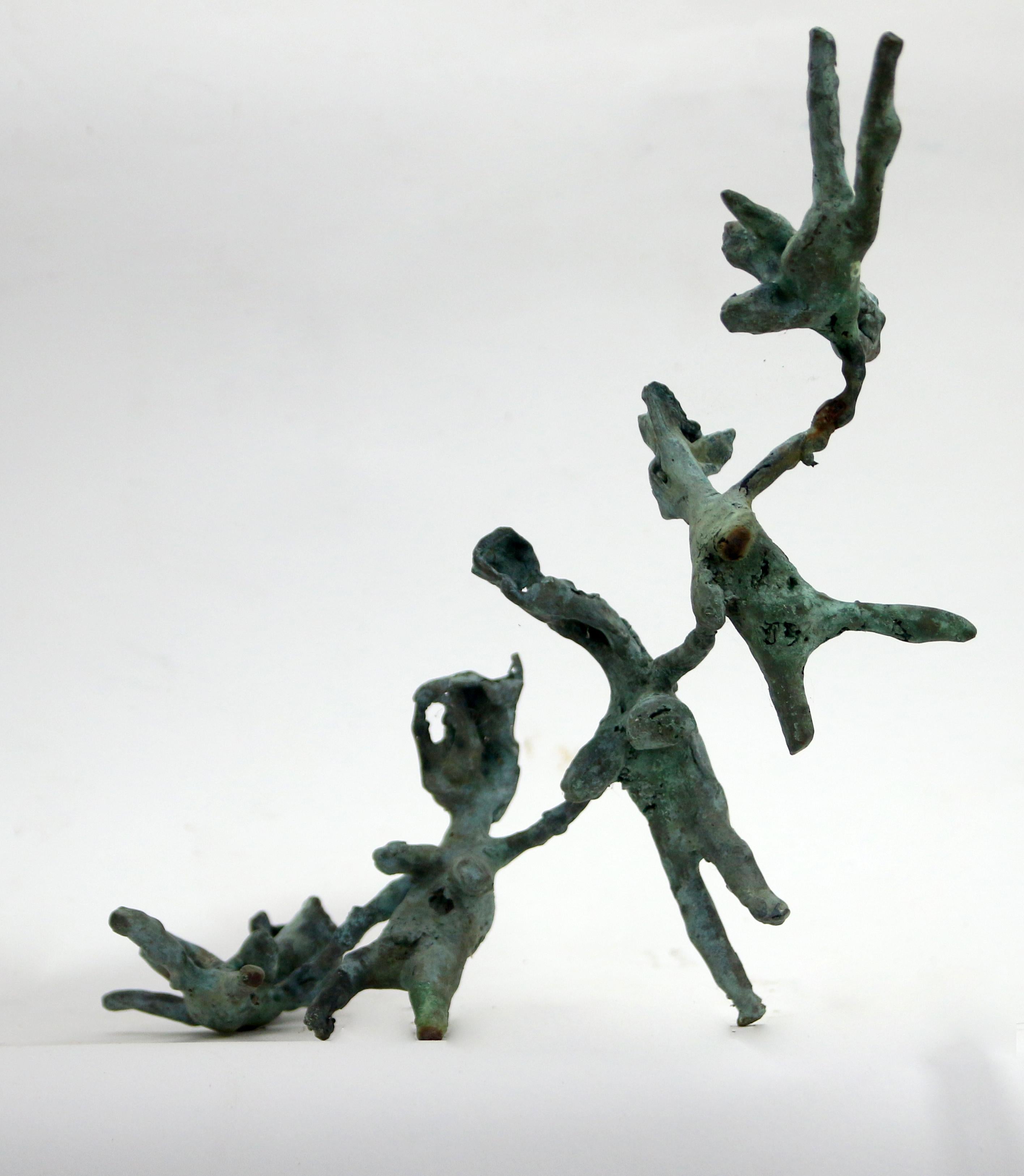 Sculpture expressionniste en bronze avec modèle en papier Figures féminines commençant à voler en vente 8