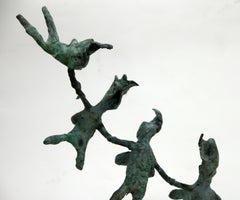 Sculpture expressionniste en bronze avec modèle en papier Figures féminines commençant à voler