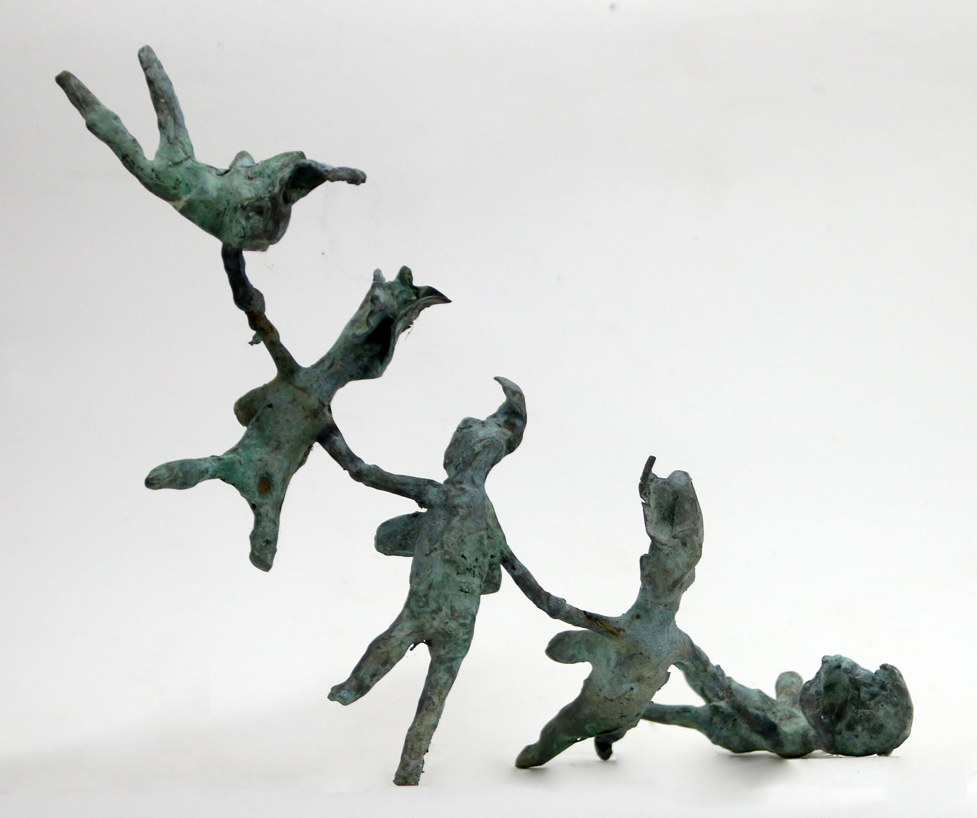 Sculpture expressionniste en bronze utilisant la technique du modèle direct en papier, cette œuvre présente un groupe de figures féminines commençant à voler. Óscar Aldonza crée chaque figure à partir de formes de papier écrasées et pliées, les