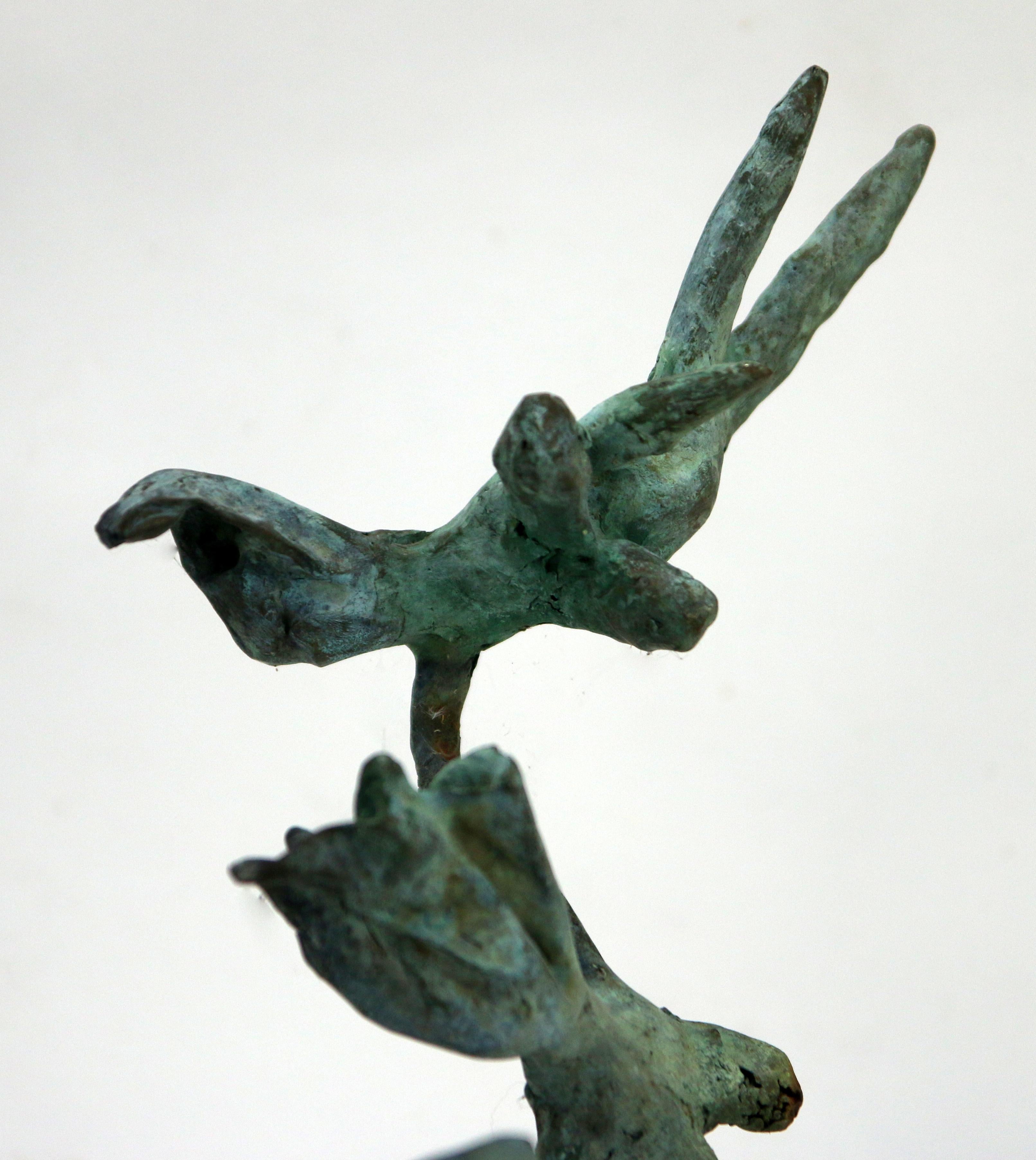 Sculpture expressionniste en bronze avec modèle en papier Figures féminines commençant à voler en vente 2