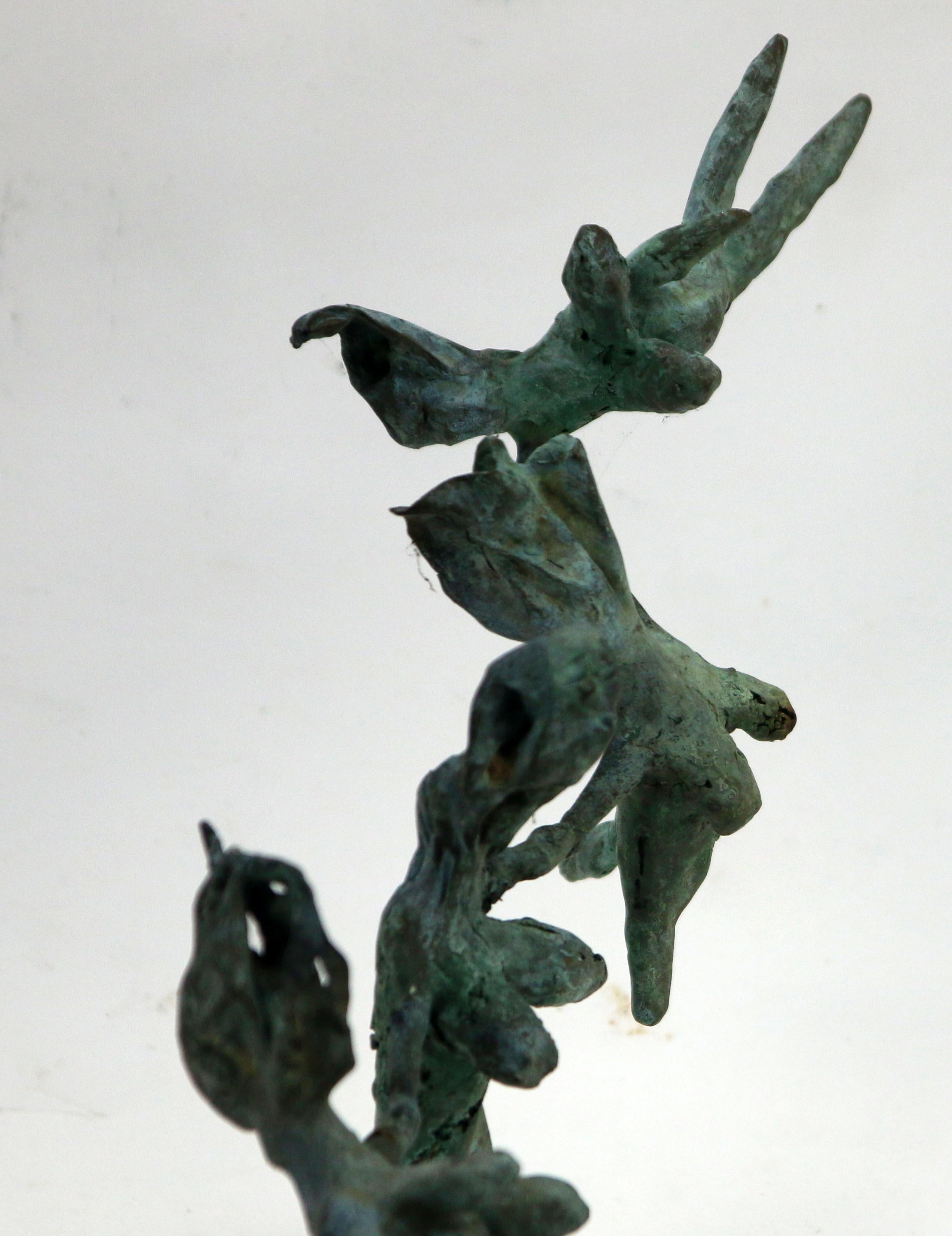 Sculpture expressionniste en bronze avec modèle en papier Figures féminines commençant à voler en vente 3