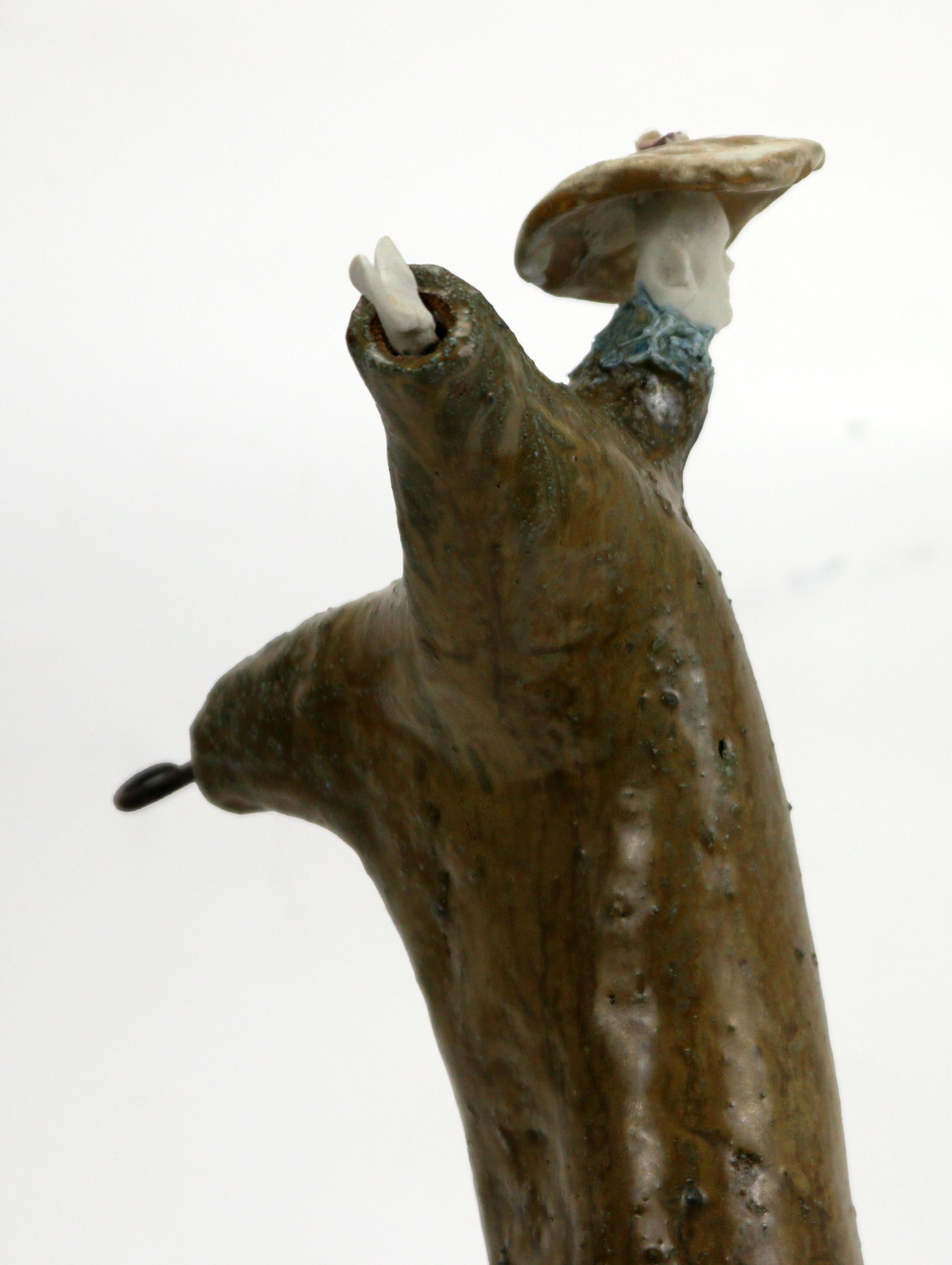 Expressive ceramic figure with iron hook and porcelain head, this high-fire ceramic sculpture explores material play and intuitive form.
This expressive ceramic sculpture, part of the Extravagantes series, brings together high-fire ceramic, vanadium