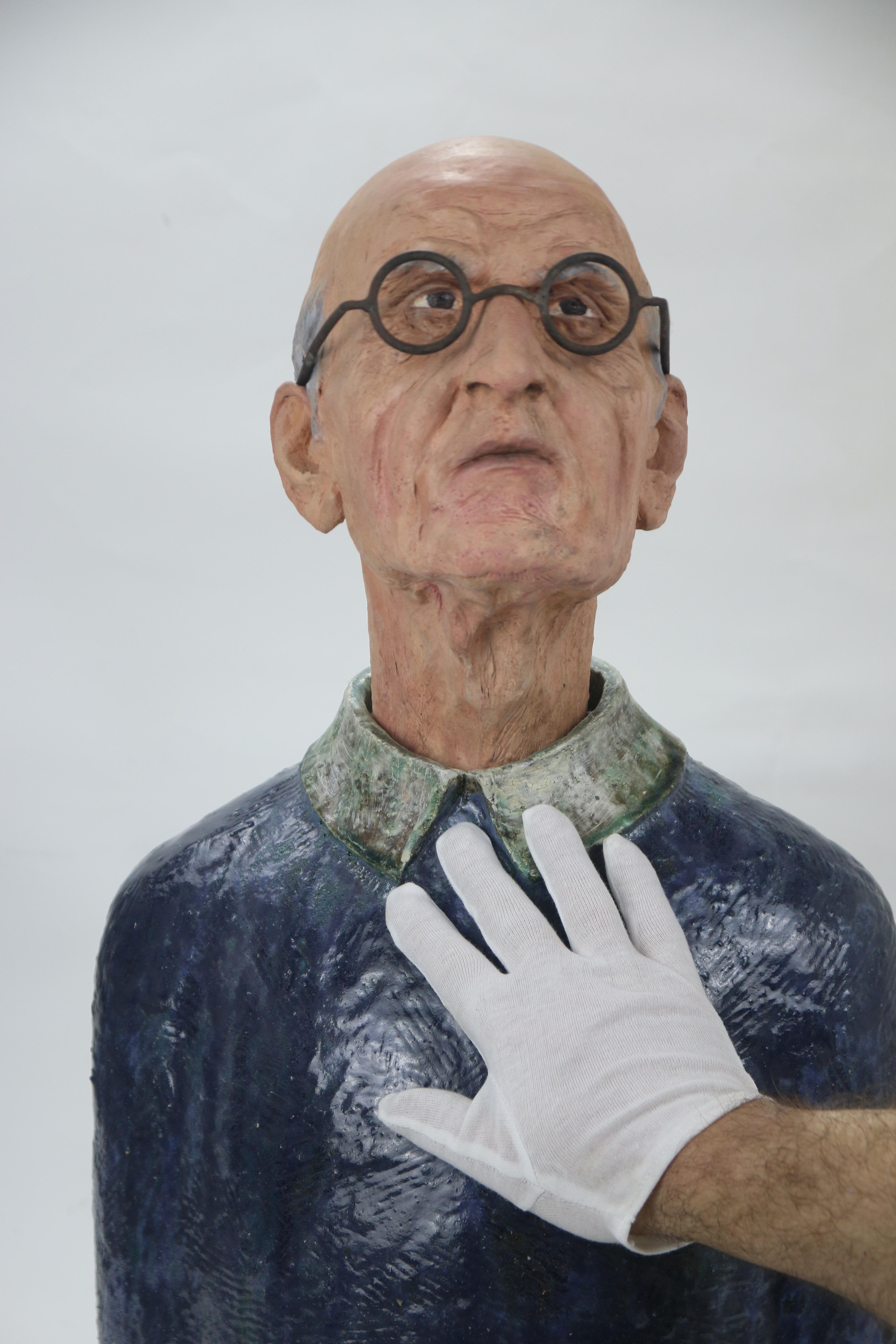 Expressive High Fire Glazed Ceramic Painted Old Man Bust and Forged Iron Glasses - Realist Sculpture by Óscar Aldonza Torres