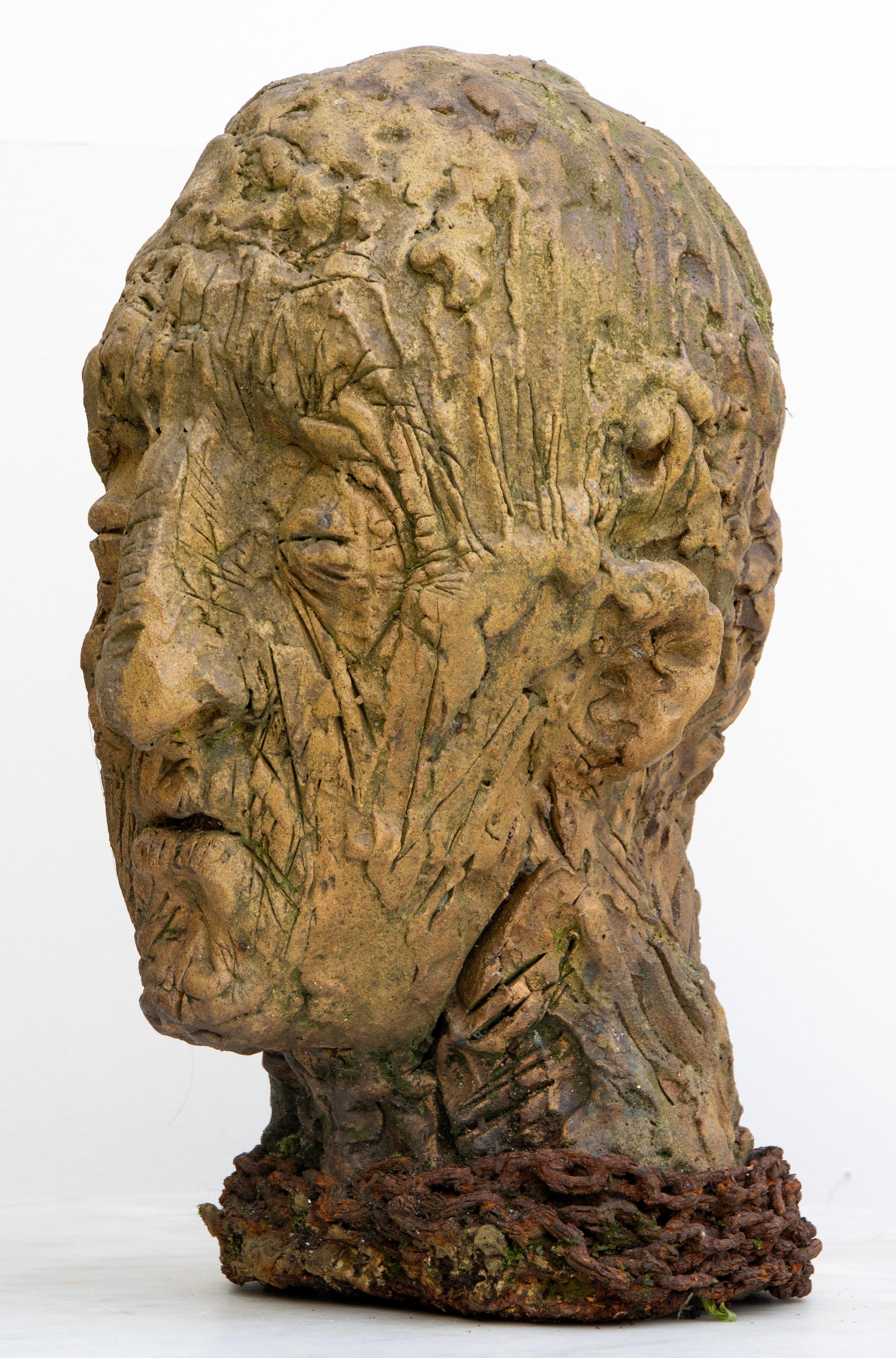 Scultura di testa in ceramica con base in ferro ossidato. Testa n 13 - Sculpture Espressionista di Óscar Aldonza Torres