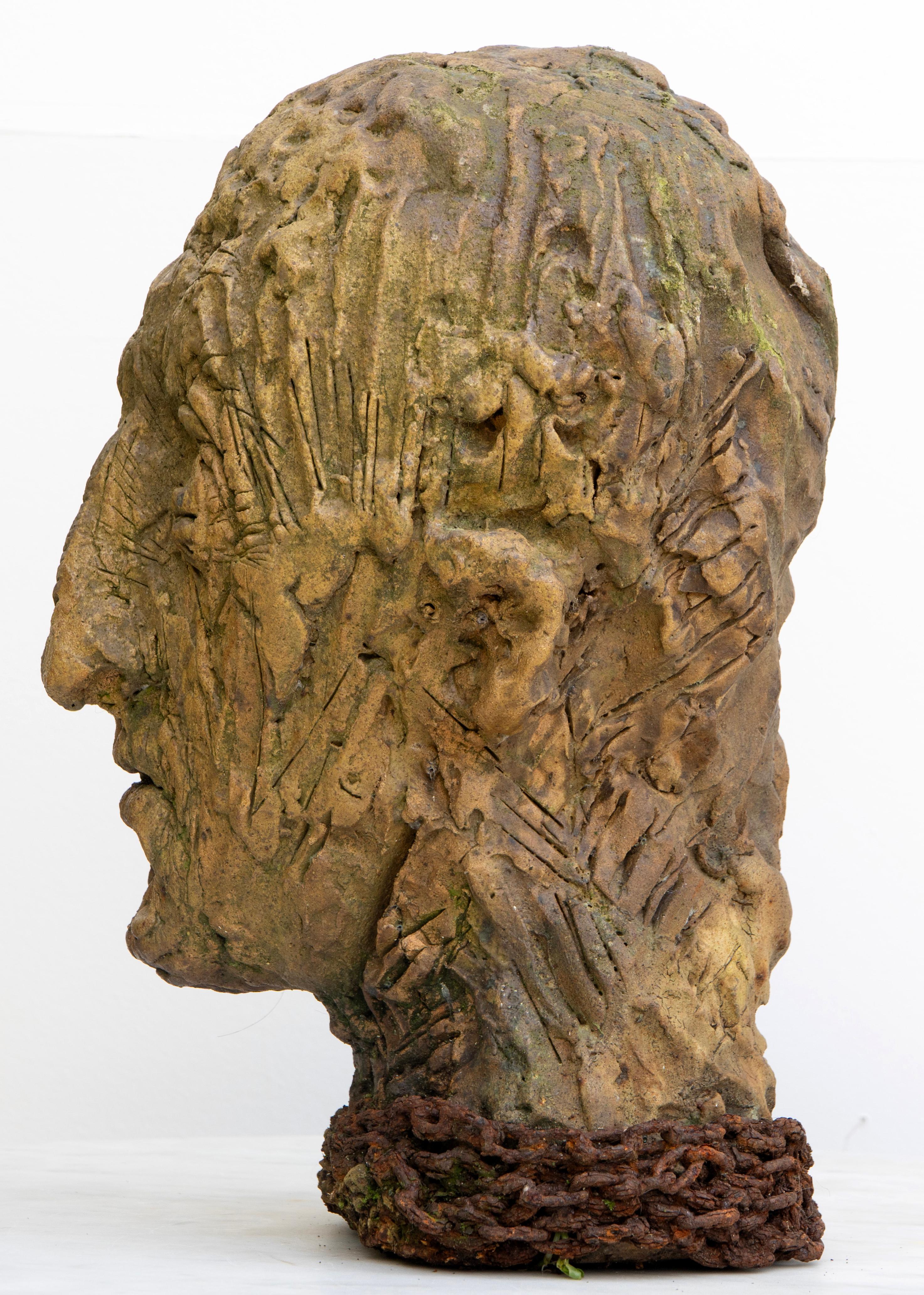 Scultura di testa in ceramica con base in ferro ossidato. Testa n 13 - Figurative Sculpture Marrone di Óscar Aldonza Torres