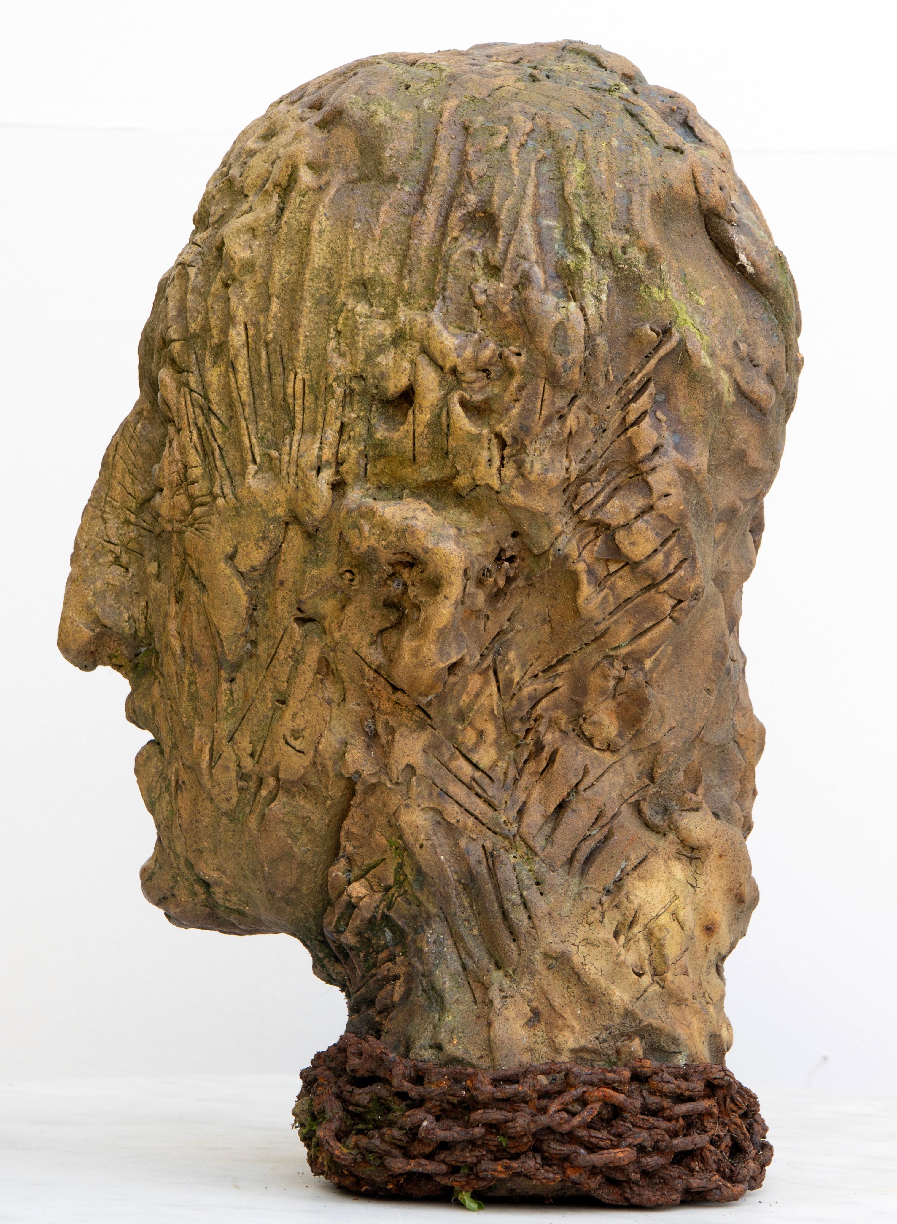 Espressiva scultura di testa in gres con smalto al vanadio e base in ferro ossidato. Testa No. 13 appartiene alla serie 