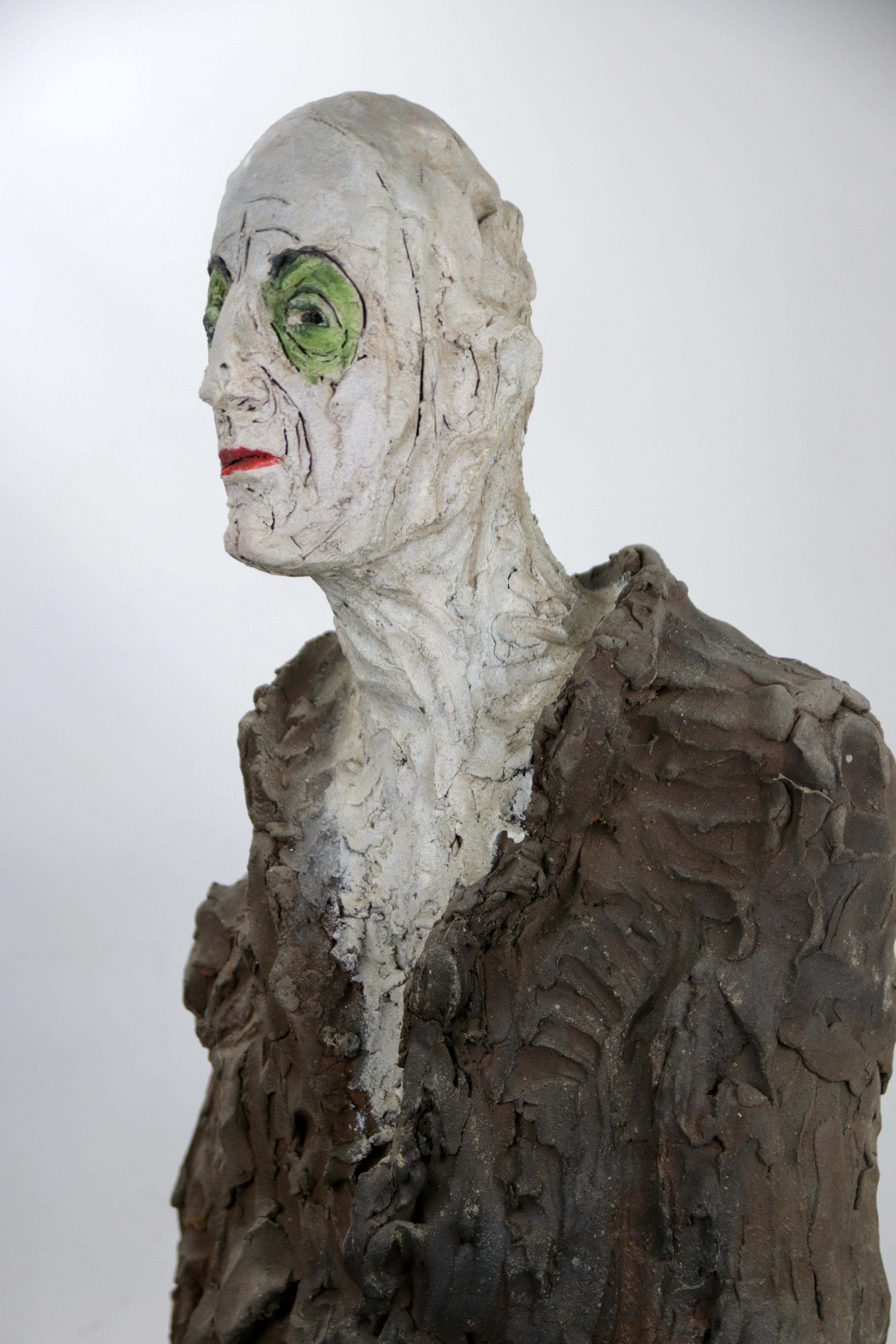 Figurative Keramikbüste mit strukturiertem Mantel und ausdrucksstarker Glasur – Sculpture von Óscar Aldonza Torres