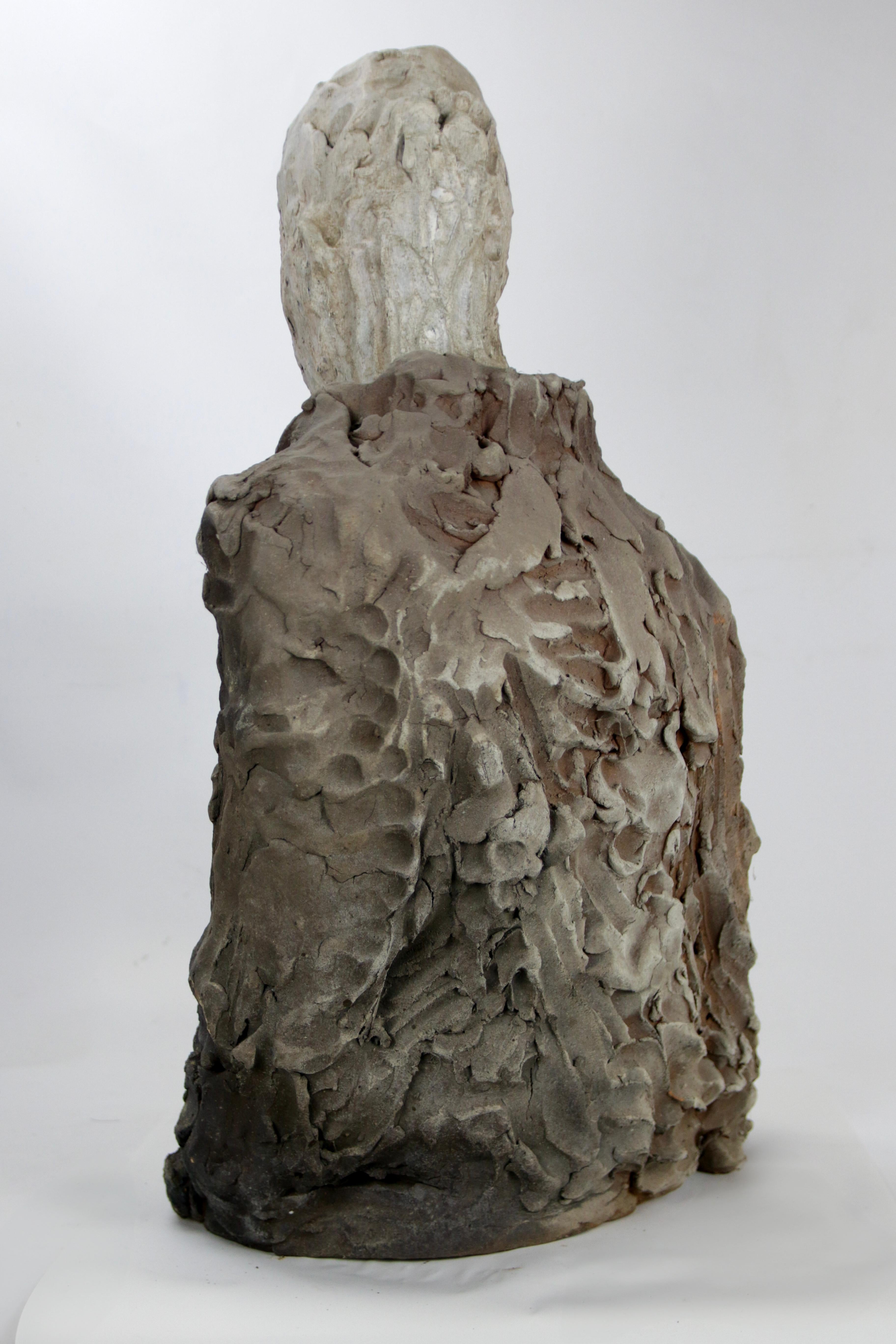 Figurative Keramikbüste mit strukturiertem Mantel und ausdrucksstarker Glasur (Schwarz), Figurative Sculpture, von Óscar Aldonza Torres