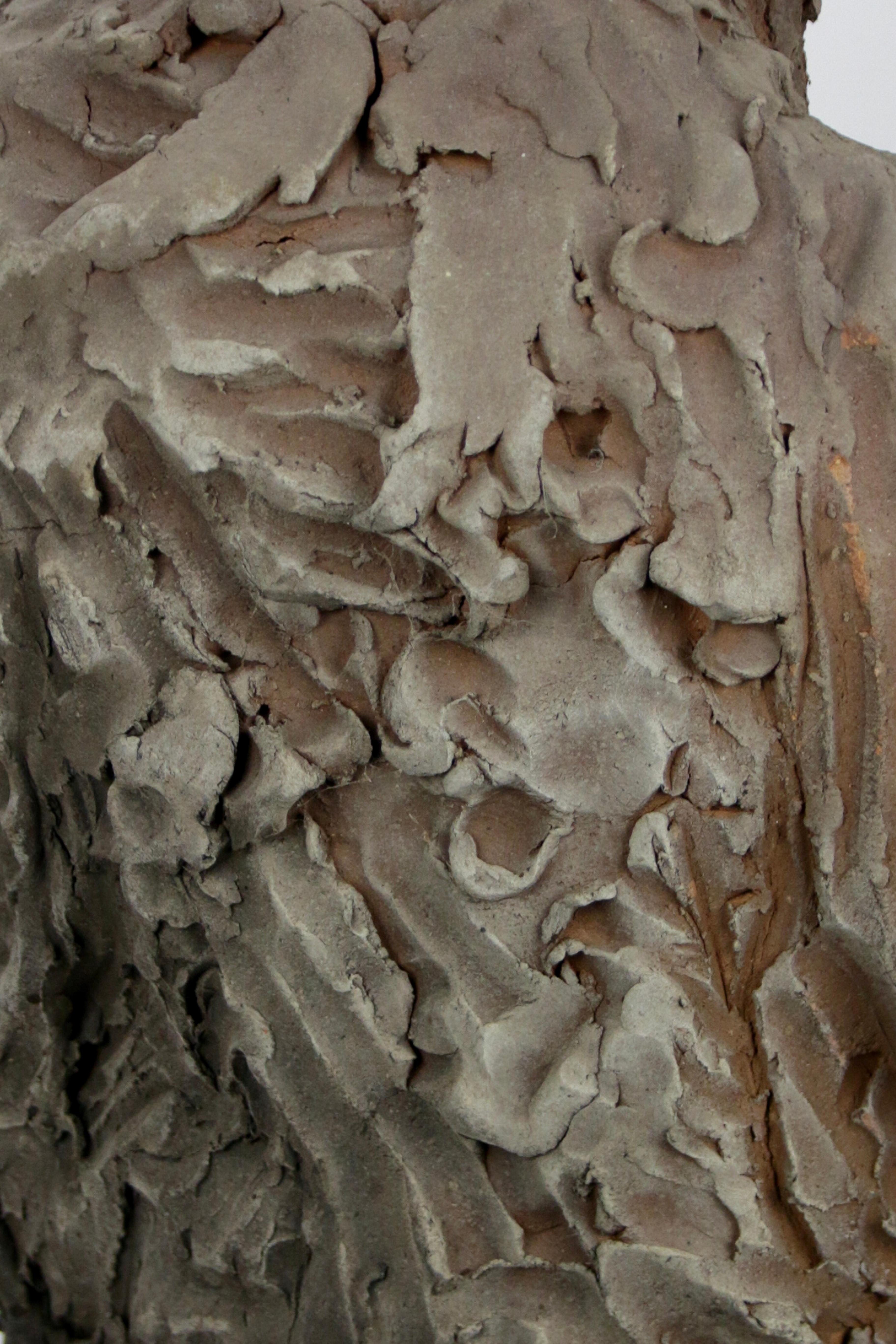 Figurative Keramikbüste mit strukturiertem Mantel und ausdrucksstarker Glasur, hergestellt im Hochtemperatur-Reduktionsbrand mit Polychromie auf Ölbasis. Dieses bildhauerische Werk ist Teil der Serie Xentes des spanischen Bildhauers Óscar Aldonza