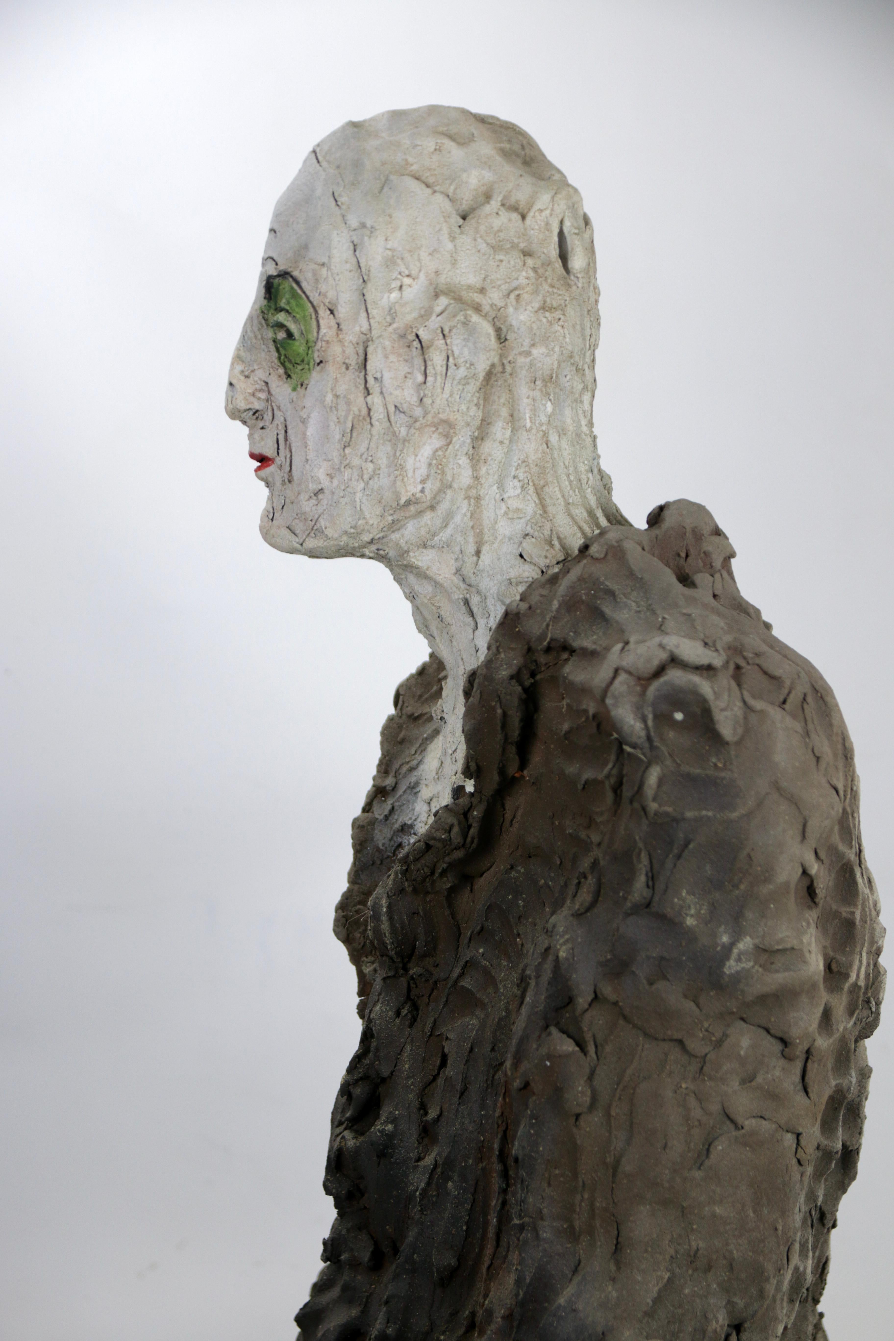 Figurative Keramikbüste mit strukturiertem Mantel und ausdrucksstarker Glasur im Angebot 1