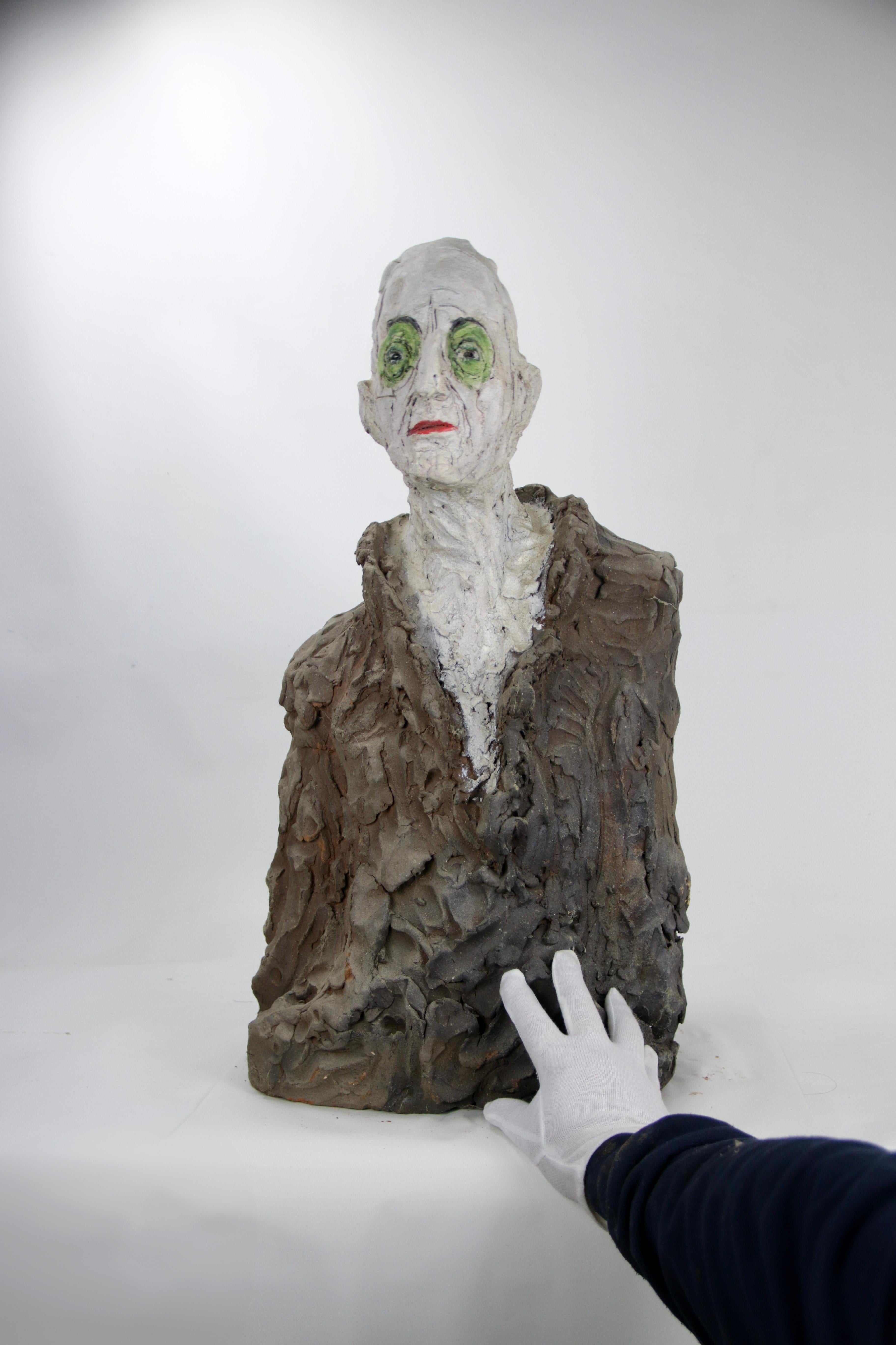 Figurative Keramikbüste mit strukturiertem Mantel und ausdrucksstarker Glasur im Angebot 3