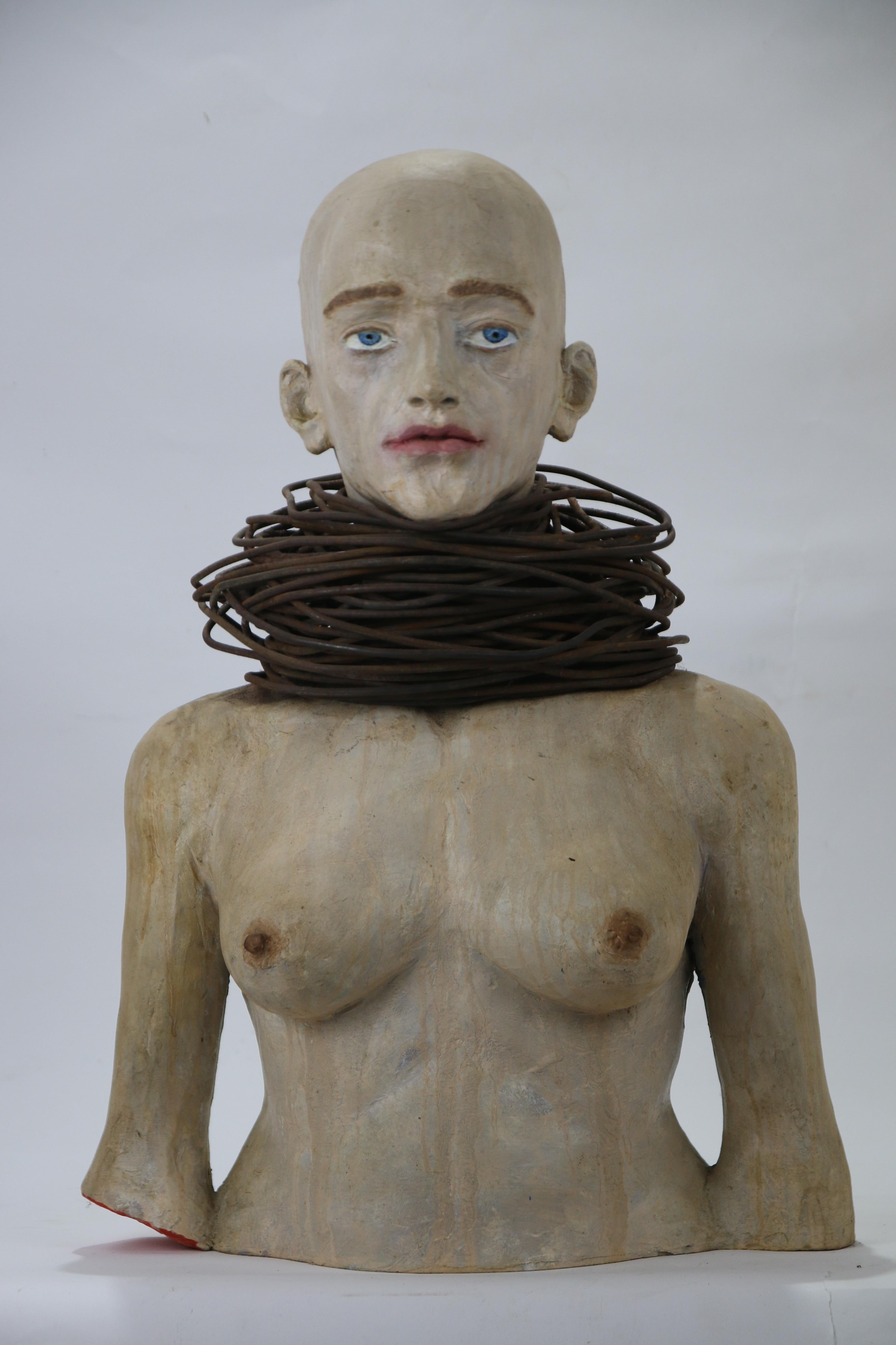 Figurative Sculpture Óscar Aldonza Torres - Sculpture figurative en céramique avec collier en fer forgé Écharpe de femme, Femmes de fer