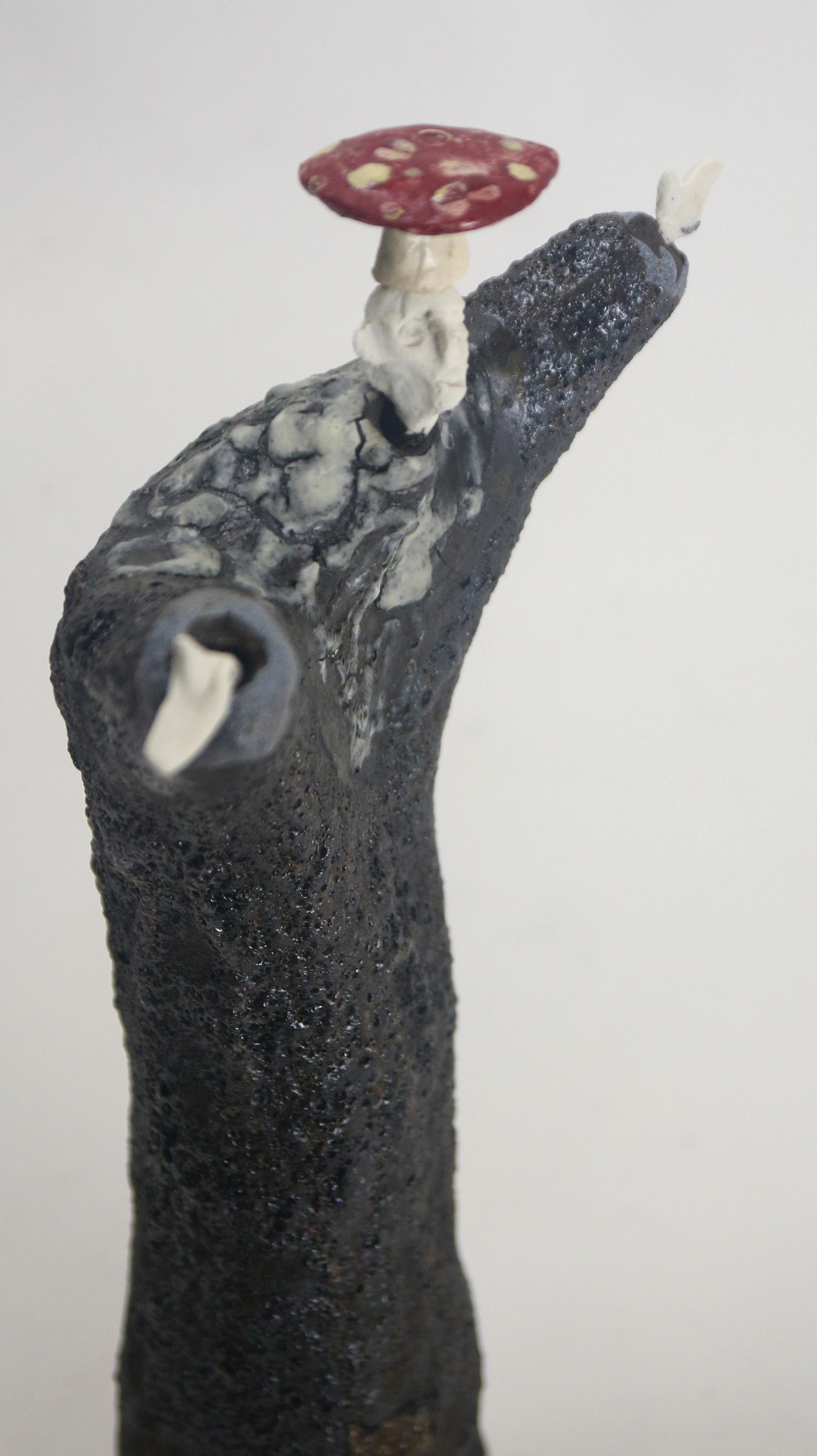 Sculpture figurative en céramique avec glaçure Shino et tête en porcelaine avec amanite en vente 1