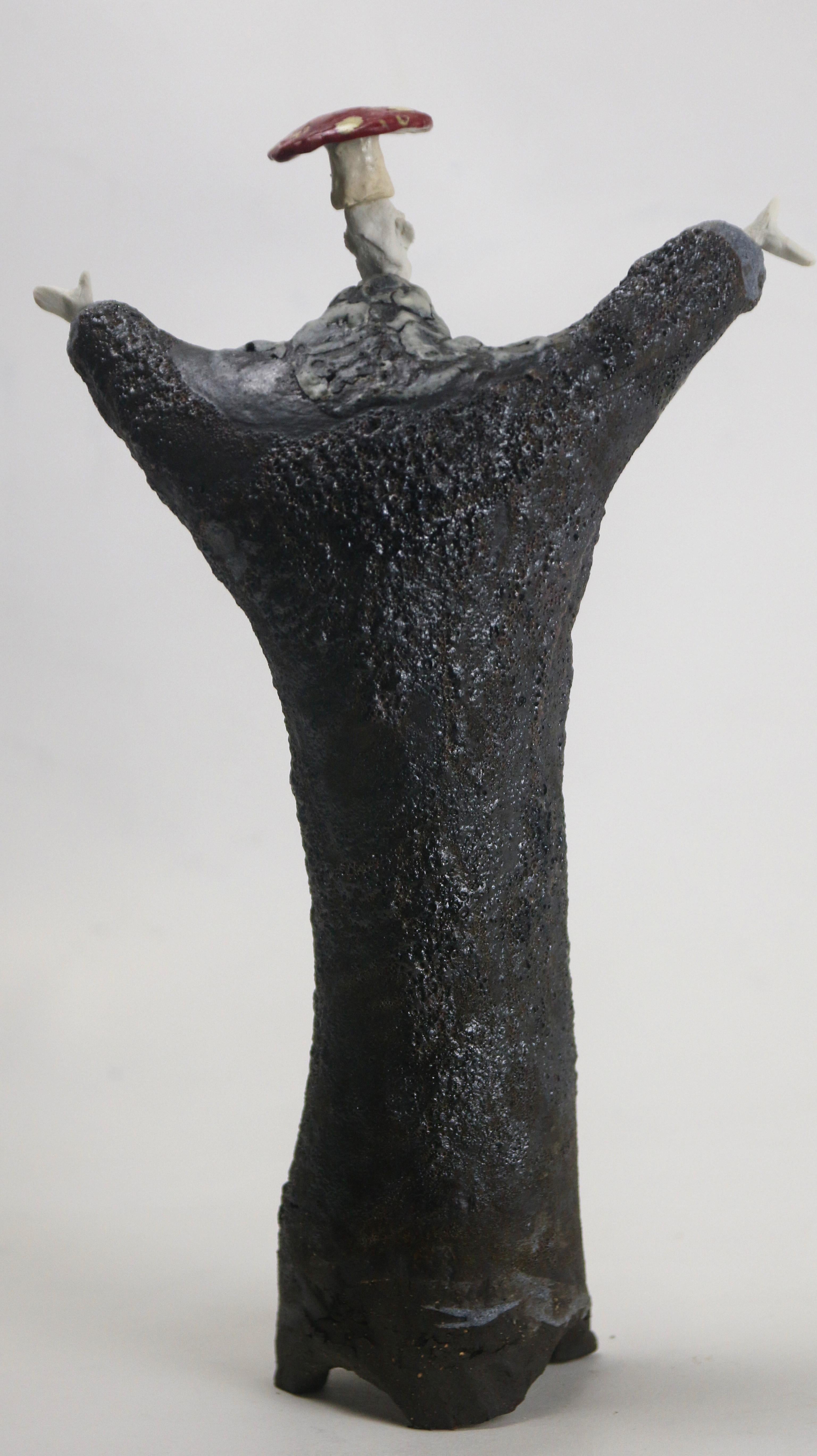 Sculpture figurative en céramique avec glaçure Shino et tête en porcelaine avec amanite en vente 2