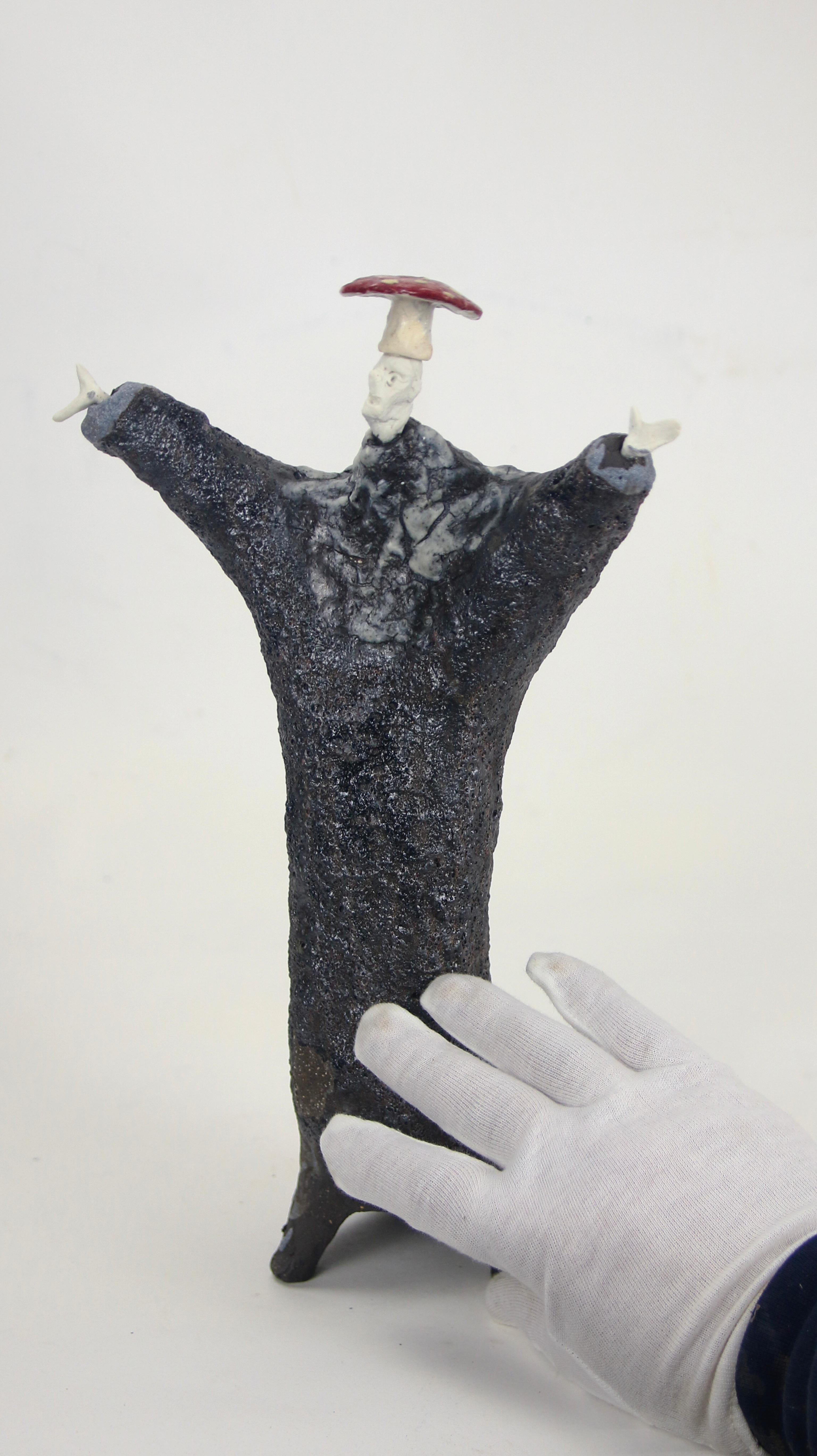 Sculpture figurative en céramique avec glaçure Shino et tête en porcelaine avec amanite en vente 3