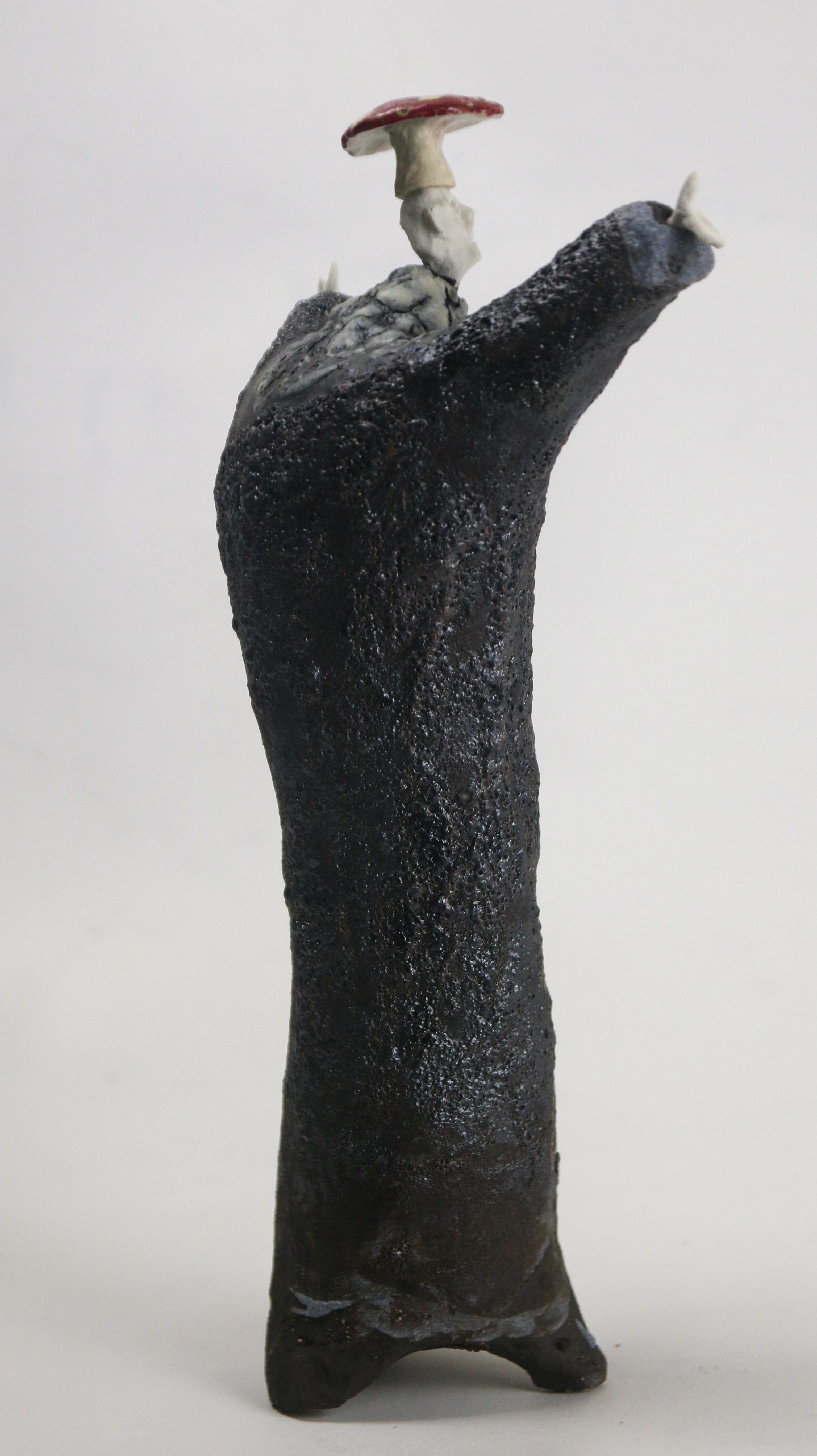 Sculpture figurative en céramique avec glaçure Shino et tête en porcelaine avec amanite en vente 4