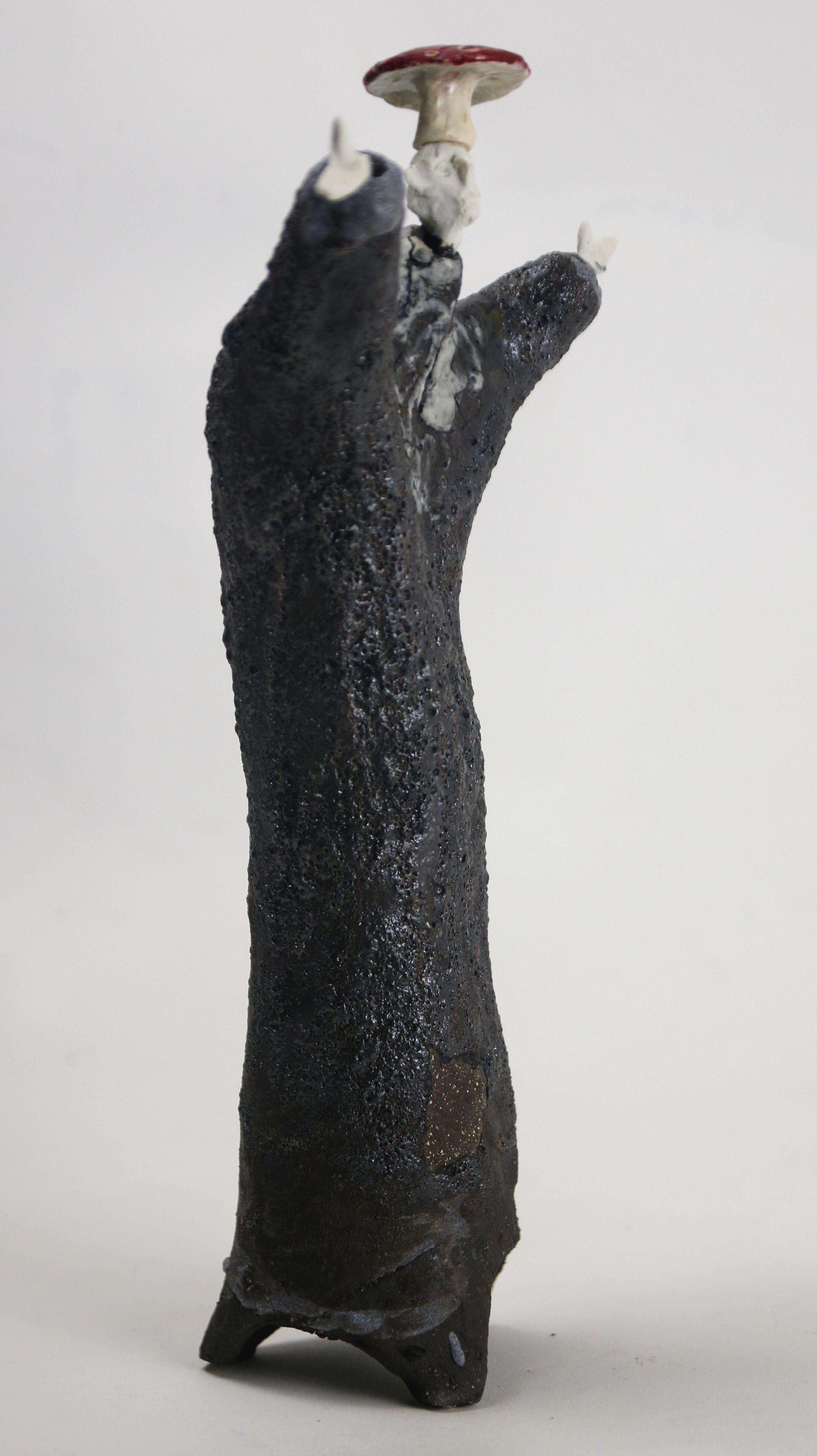 Sculpture figurative en céramique avec glaçure Shino et tête en porcelaine avec amanite en vente 5