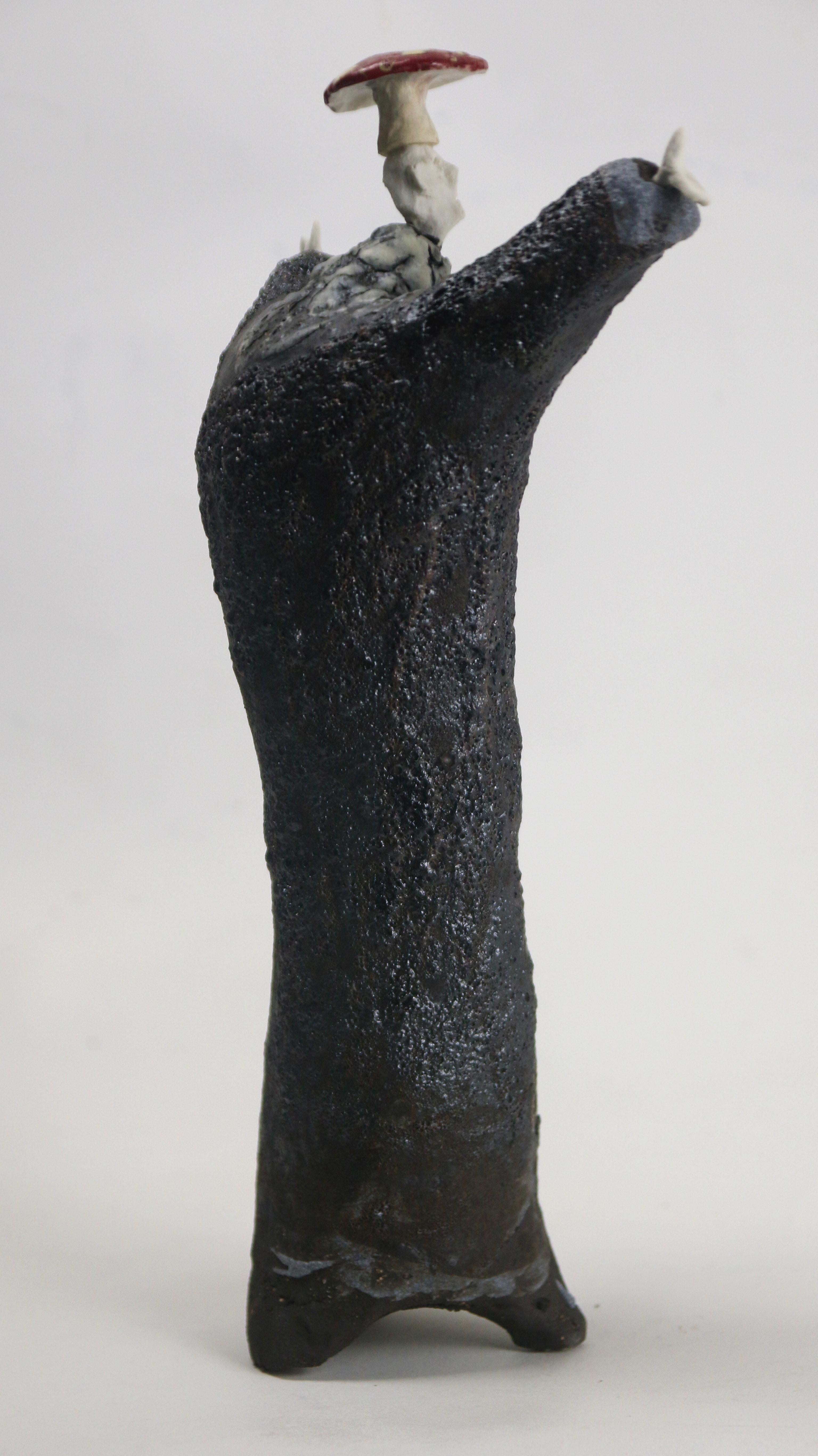 Sculpture figurative en céramique avec glaçure Shino et tête en porcelaine avec amanite en vente 6