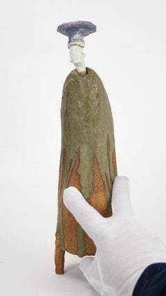 Escultura figurativa de cerámica con esmalte de ceniza de madera y cabeza de porcelana con rusola