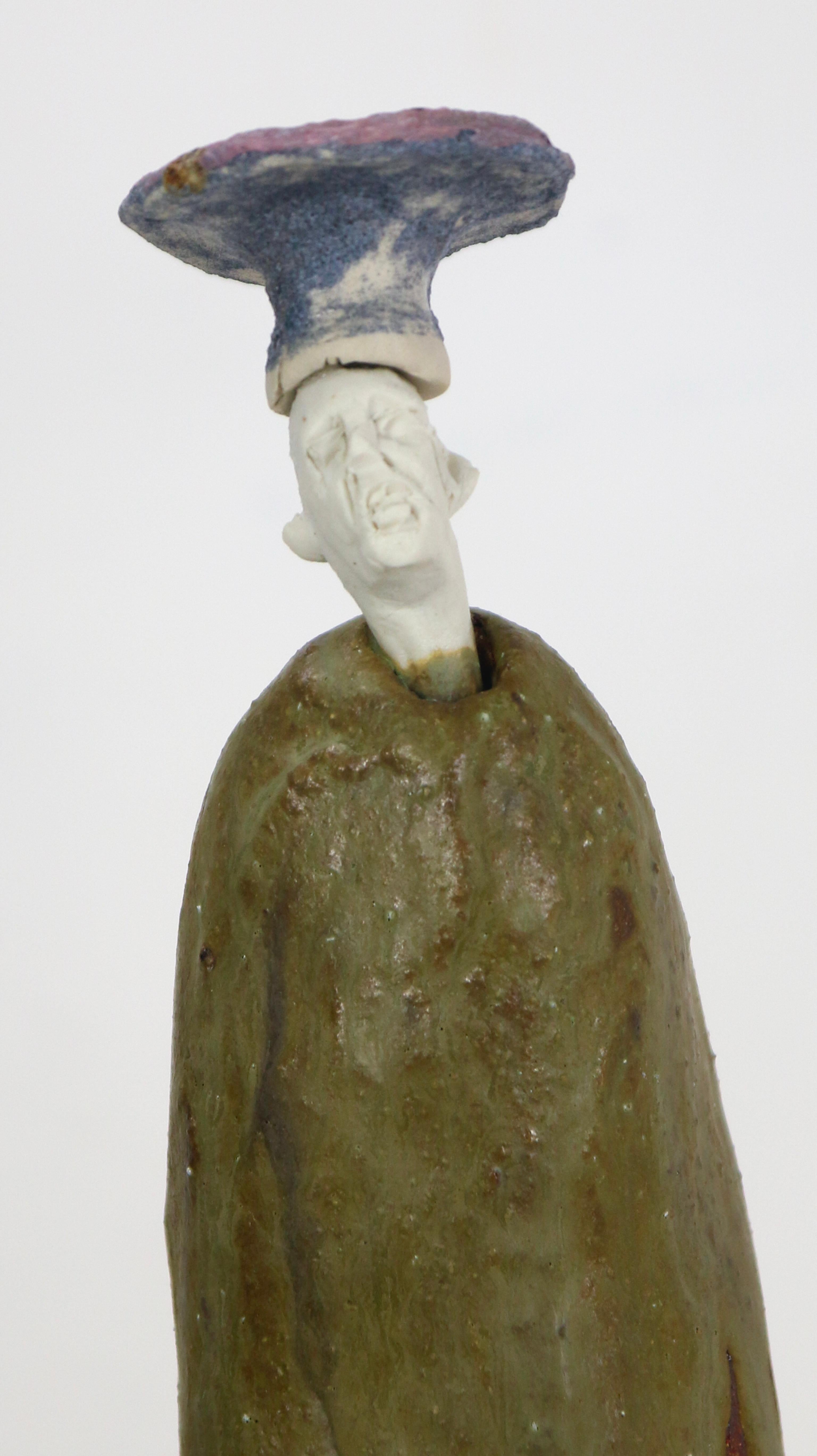 Scultura figurativa in ceramica con smalto Wood-ash, argilla strutturata ad alta temperatura e testa in porcellana sormontata da una forma simile alla rusula. Questo pezzo unico appartiene alla serie Extravagantes di Óscar Aldonza, una serie che