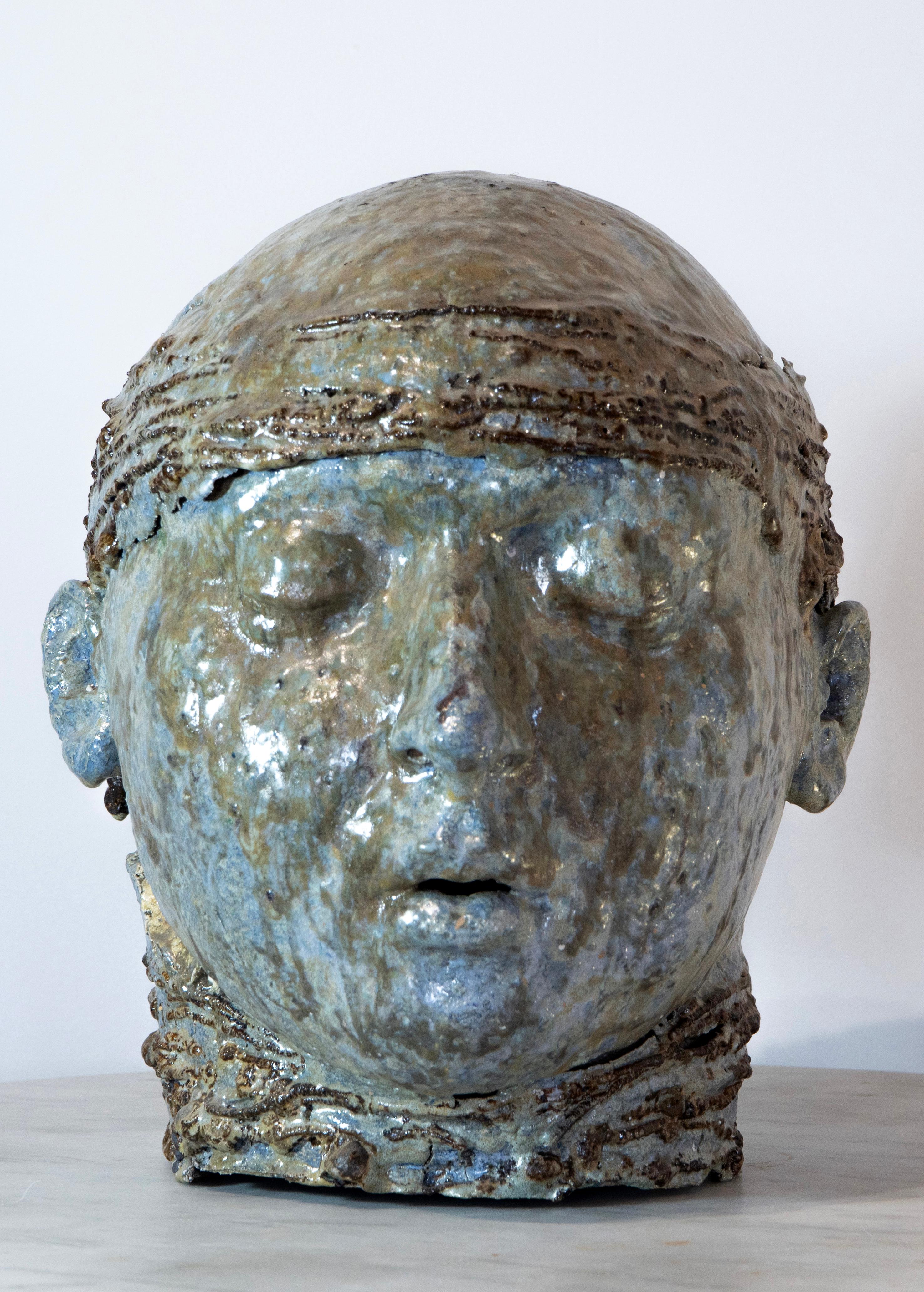 Cabeza con pañuelo - Escultura de hierro y refractario esmaltado marino a alta temperatura en venta 7