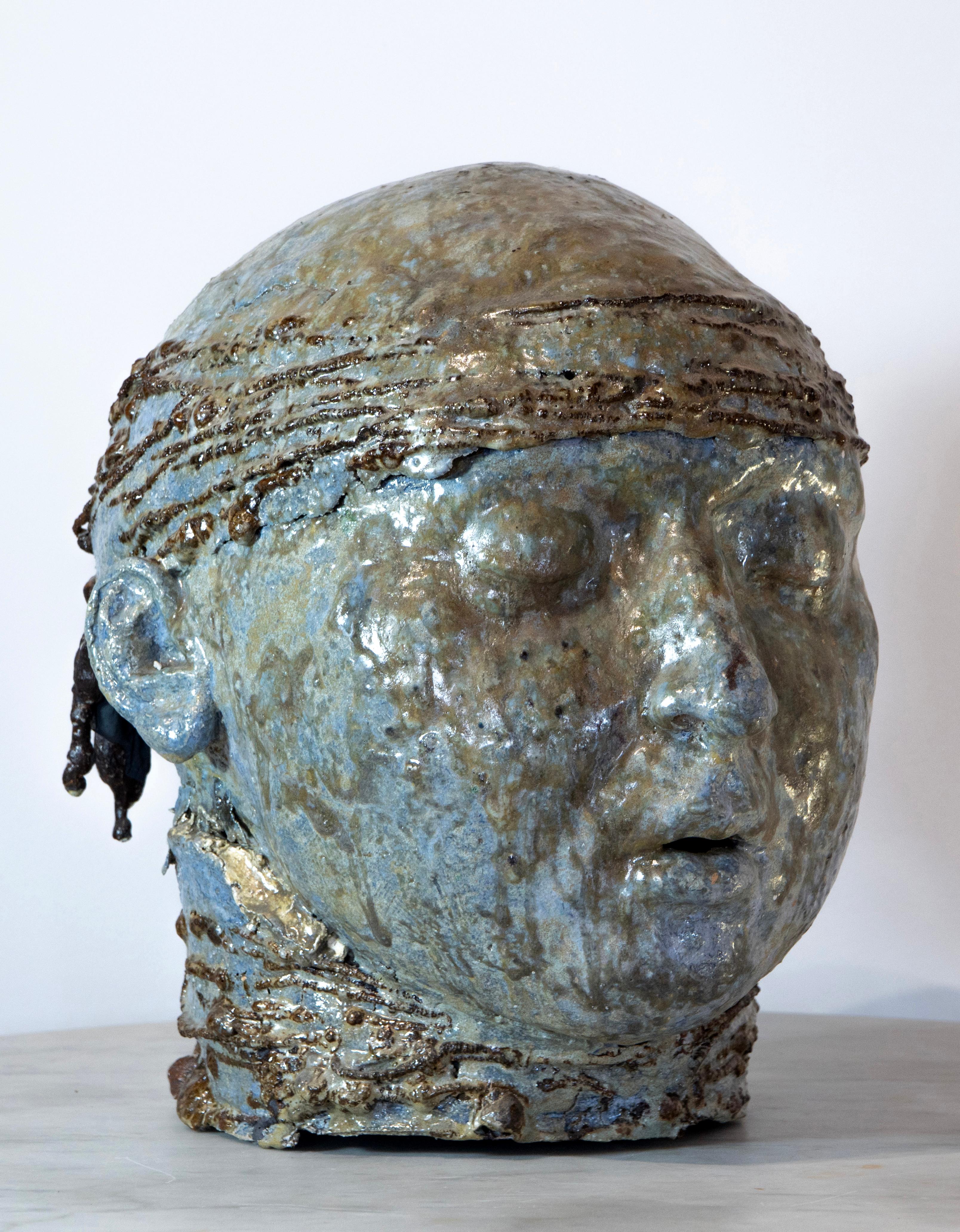 Cabeza con pañuelo - Escultura de hierro y refractario esmaltado marino a alta temperatura en venta 8