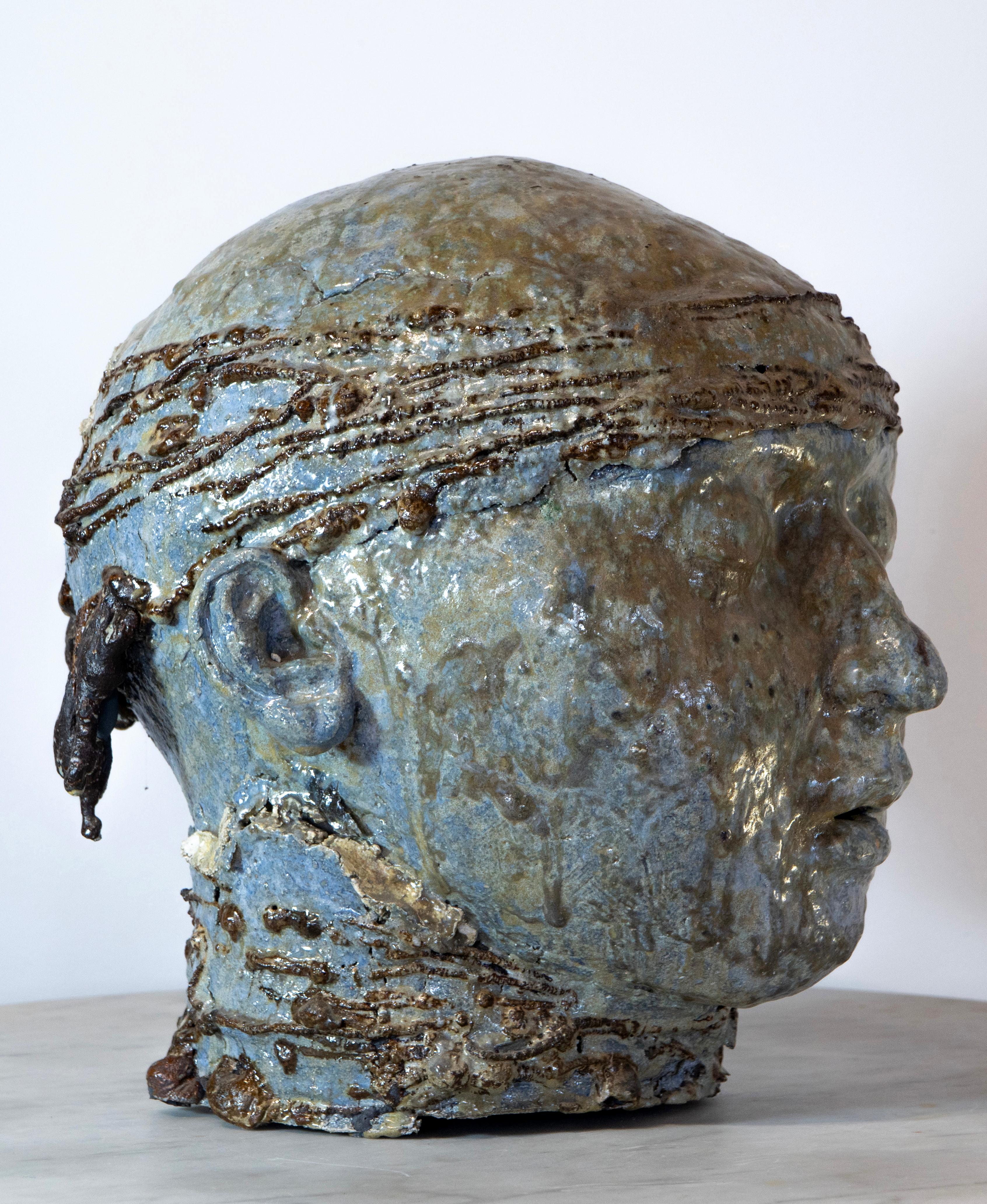 Cabeza con pañuelo - Escultura de hierro y refractario esmaltado marino a alta temperatura en venta 9
