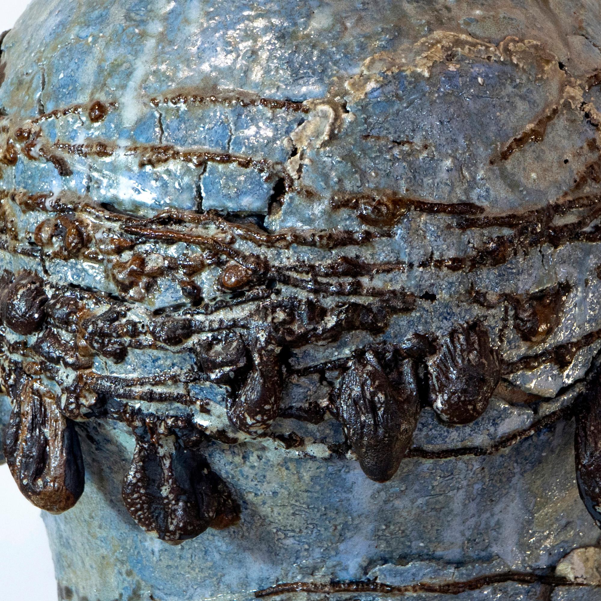 Cabeza con pañuelo - Escultura de hierro y refractario esmaltado marino a alta temperatura en venta 10