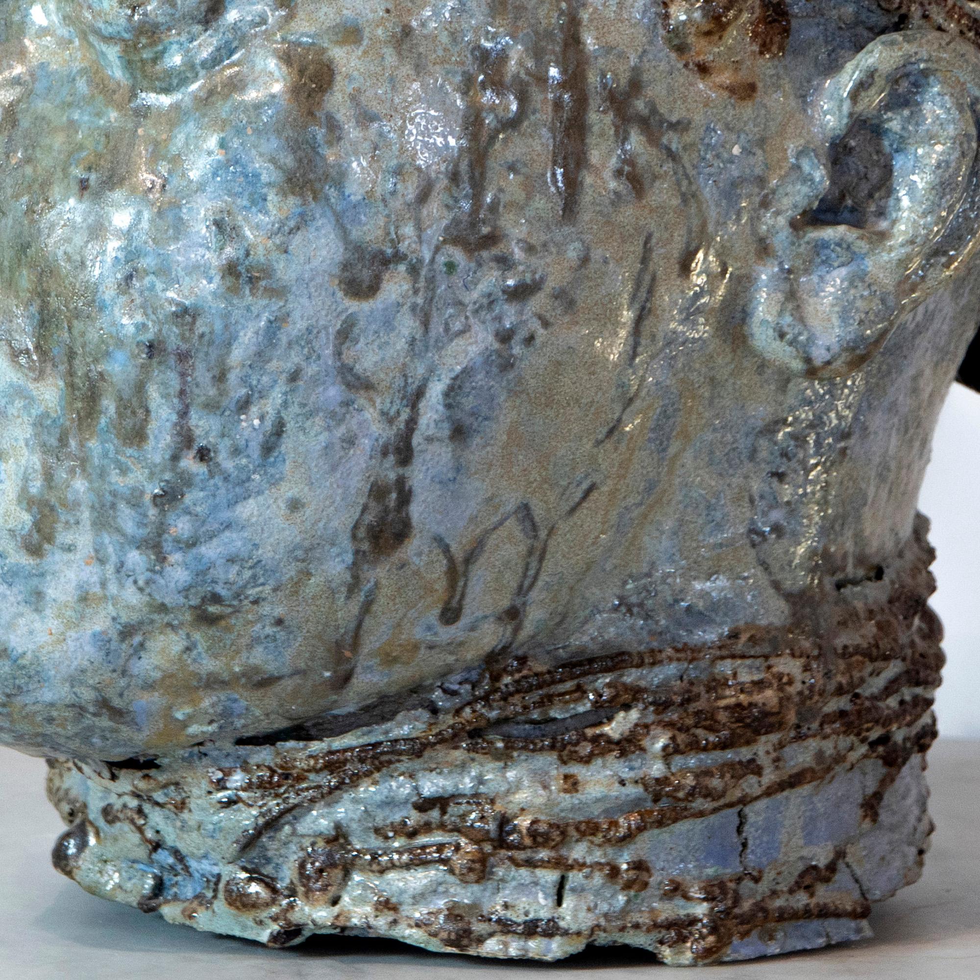 Cabeza con pañuelo - Escultura de hierro y refractario esmaltado marino a alta temperatura en venta 11