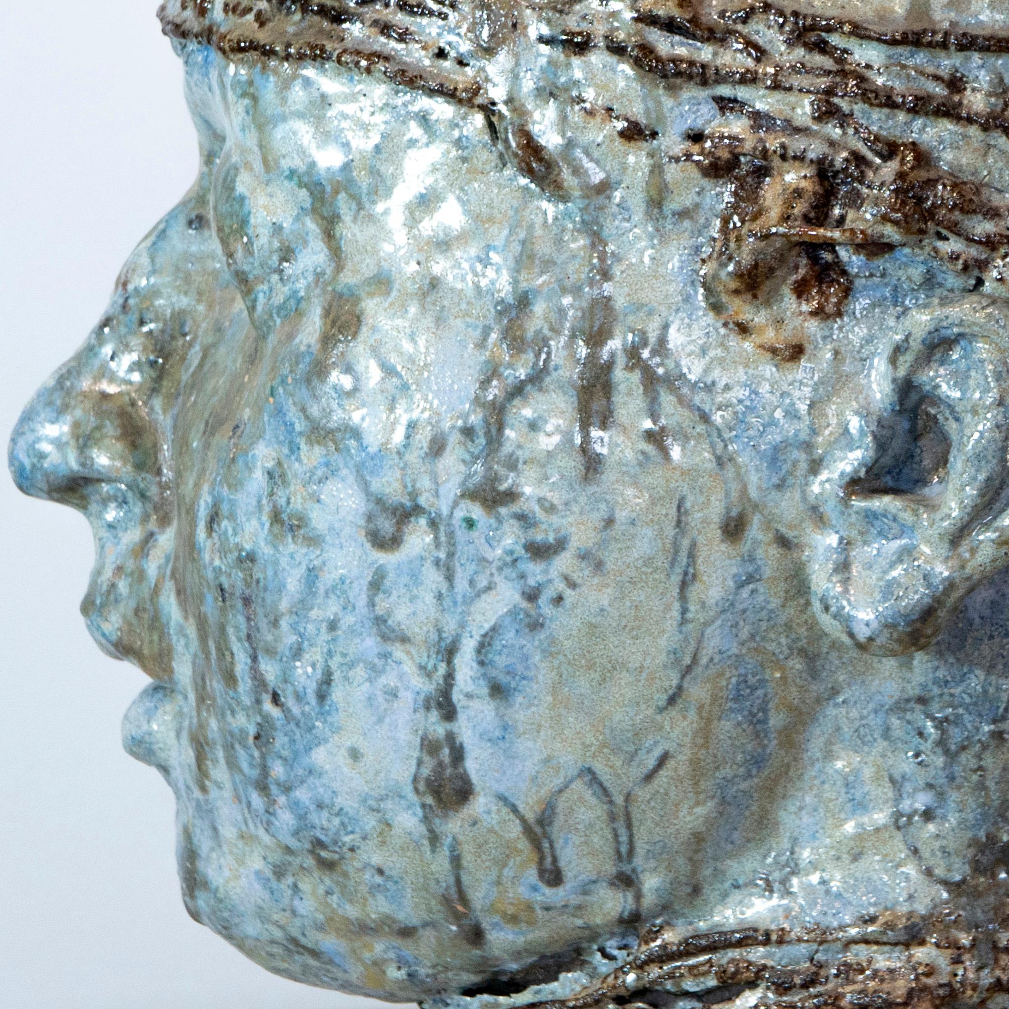 Cabeza con pañuelo - Escultura de hierro y refractario esmaltado marino a alta temperatura en venta 12