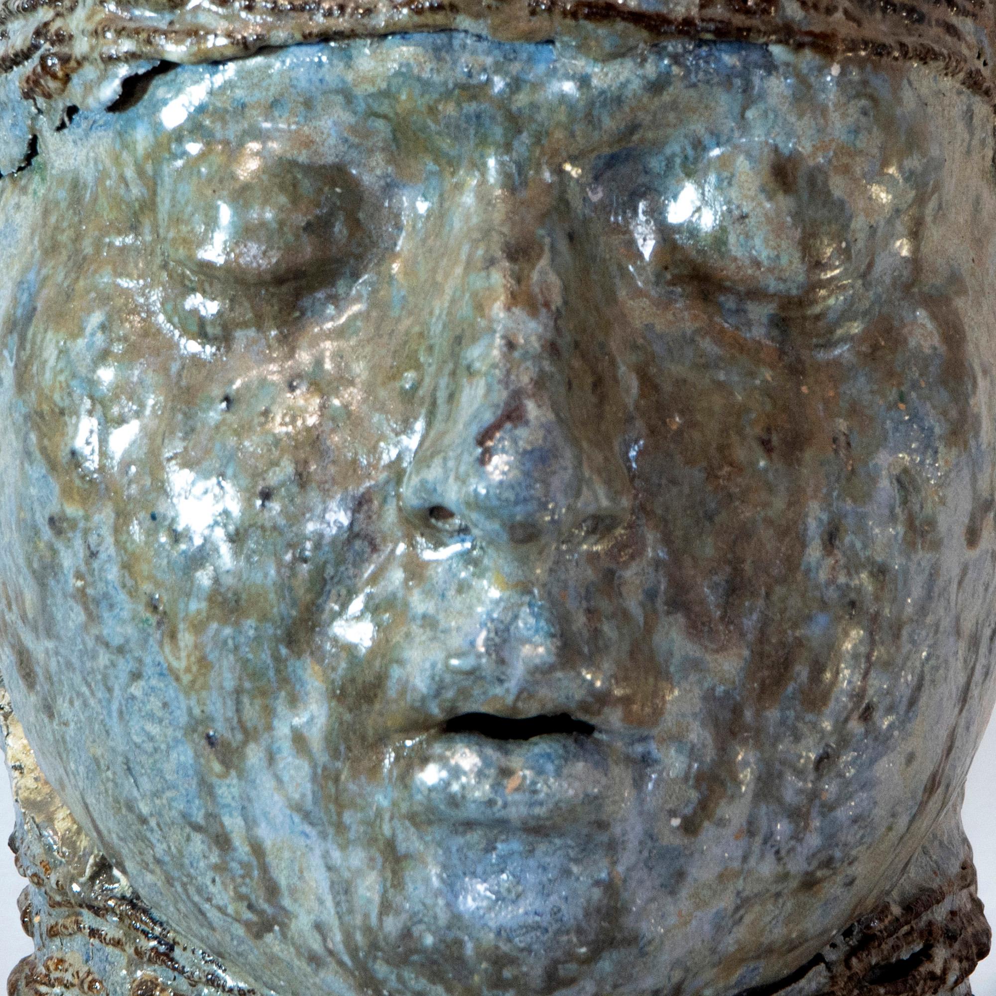 Cabeza con pañuelo - Escultura de hierro y refractario esmaltado marino a alta temperatura en venta 13