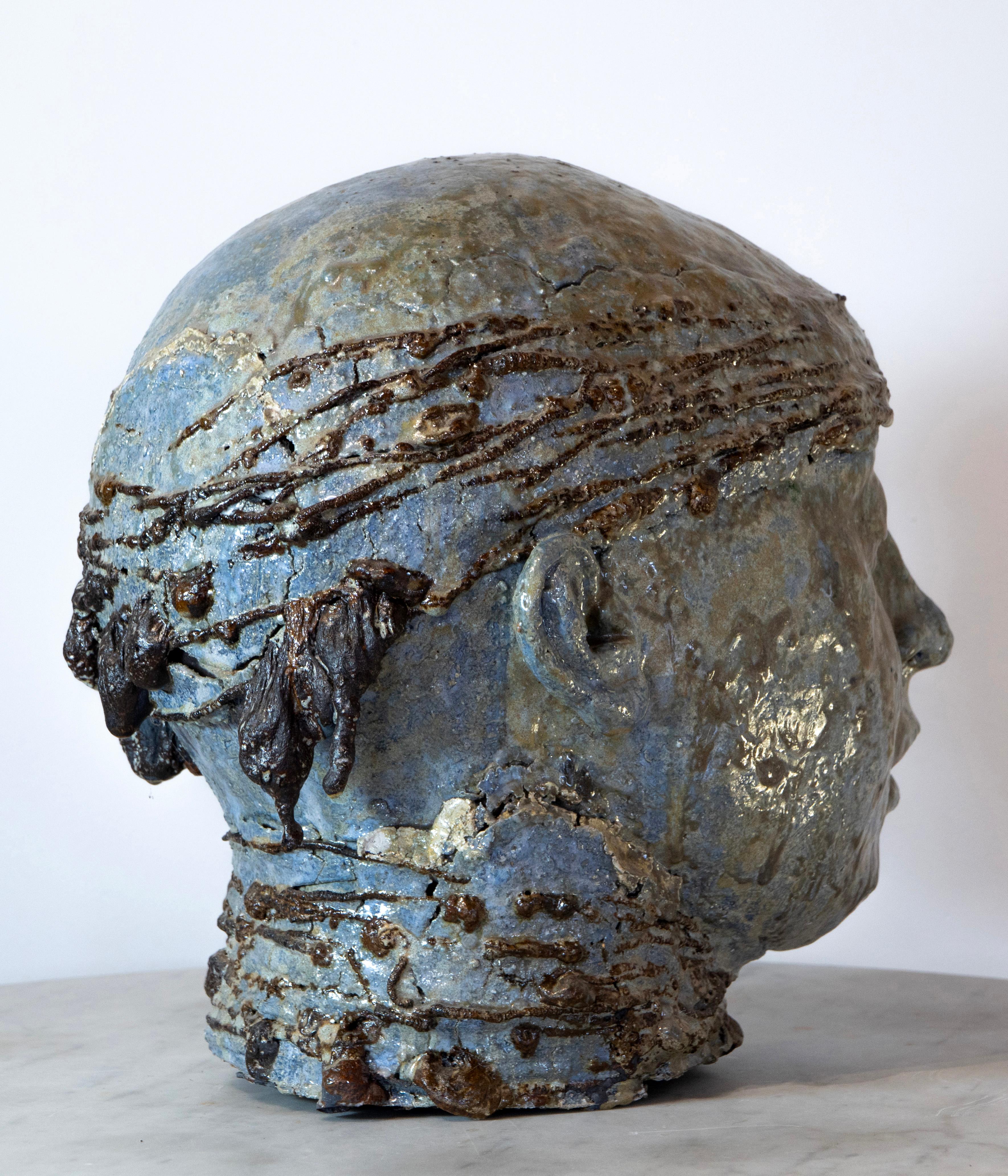 Cabeza con pañuelo - Escultura de hierro y refractario esmaltado marino a alta temperatura - Art Contemporáneo de Óscar Aldonza Torres