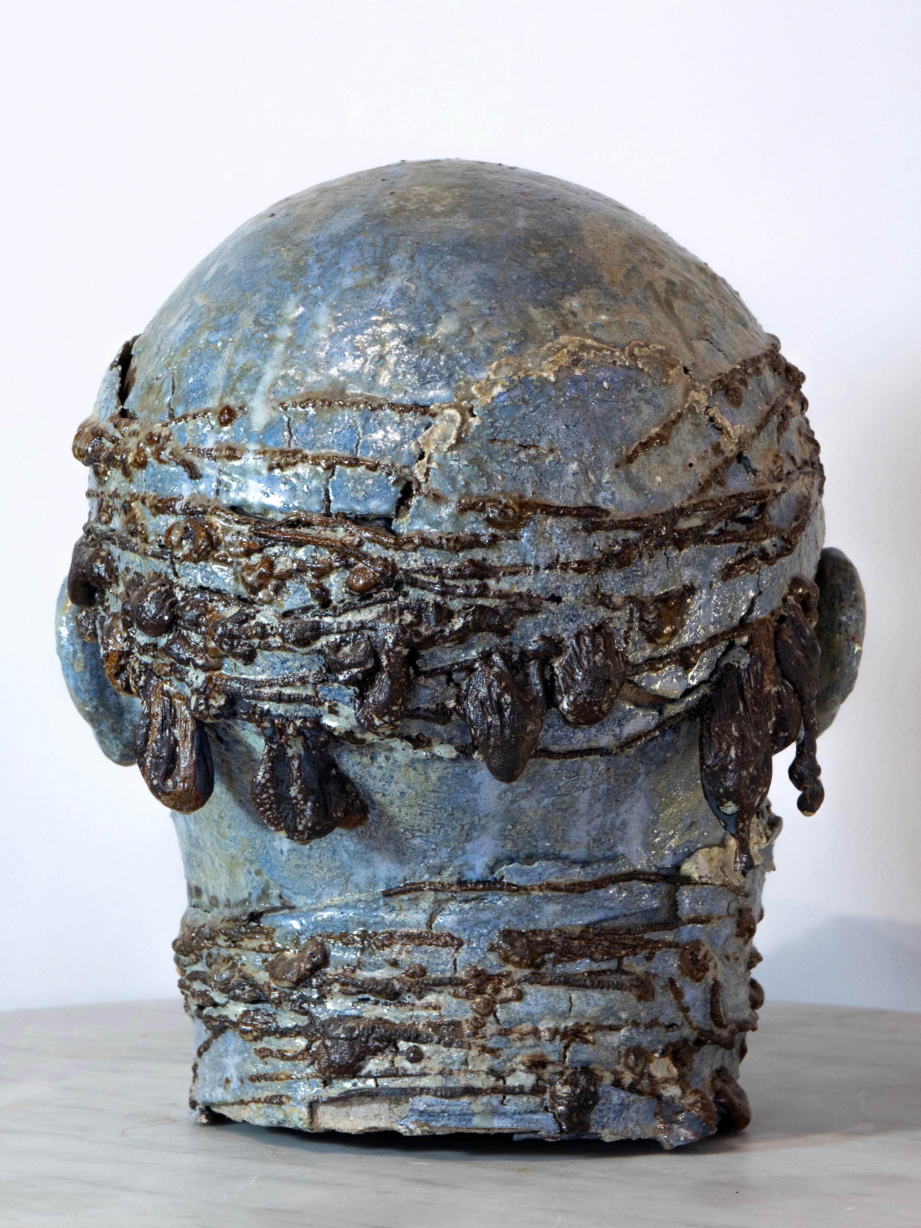 Cabeza con pañuelo - Escultura de hierro y refractario esmaltado marino a alta temperatura en venta 1