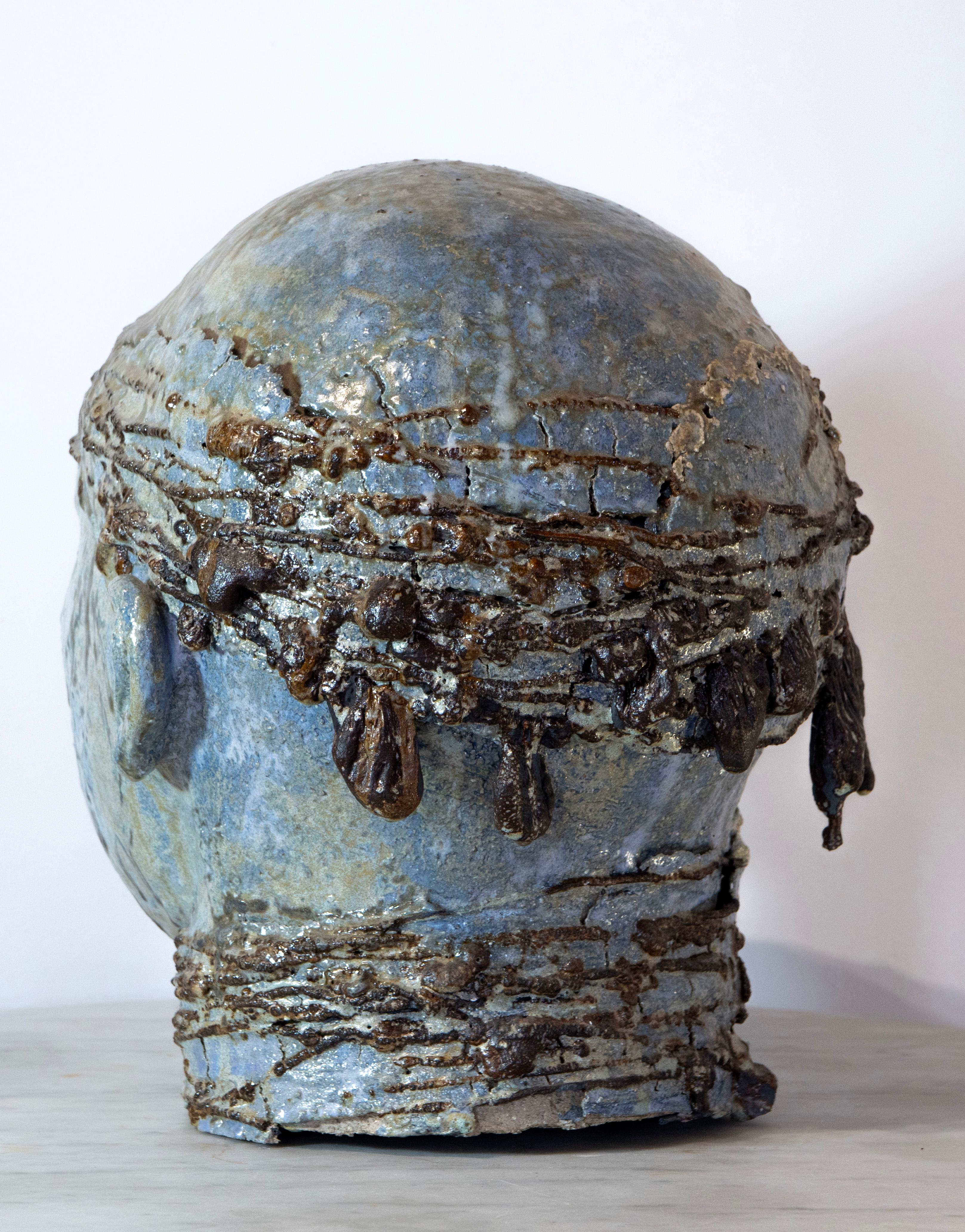 Cabeza con pañuelo - Escultura de hierro y refractario esmaltado marino a alta temperatura en venta 2