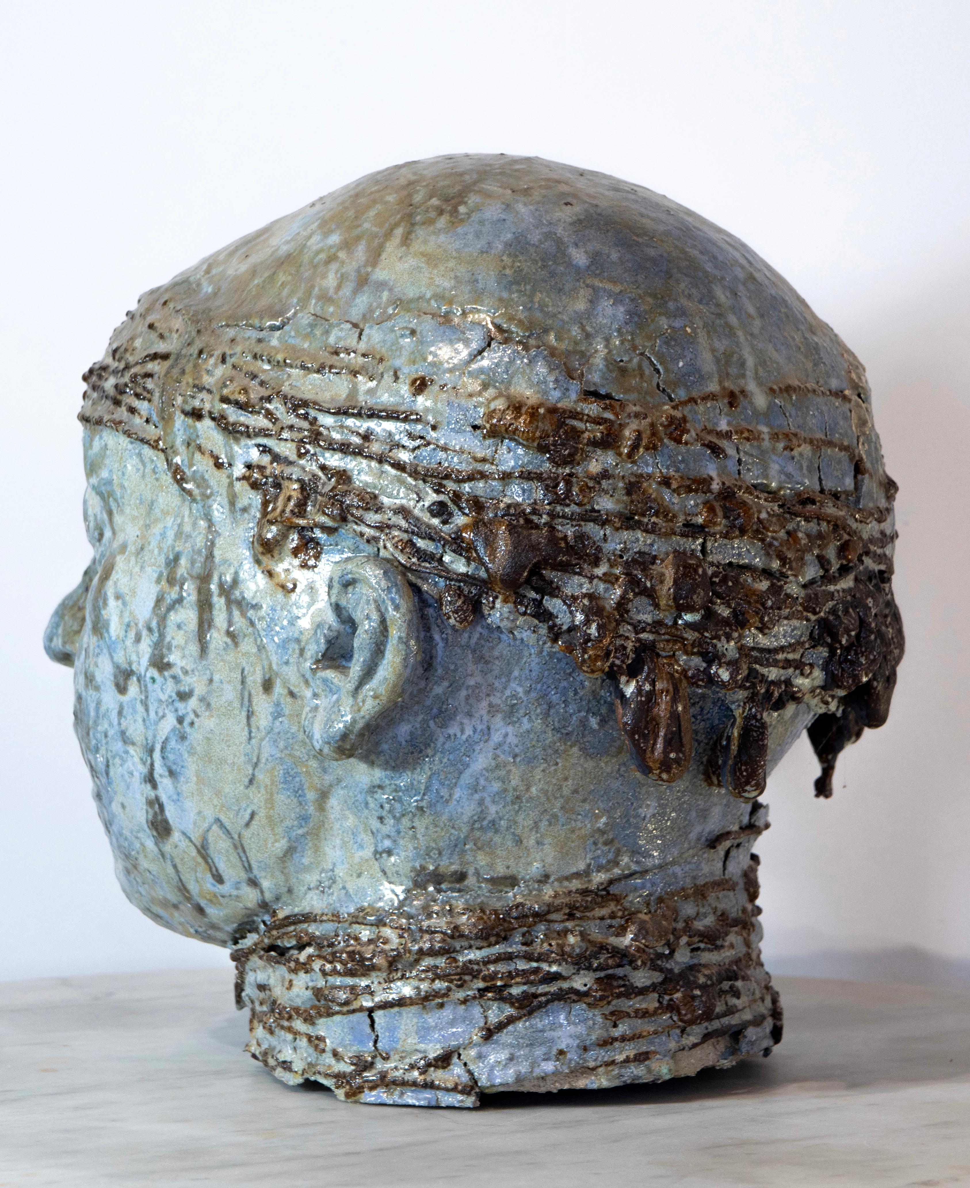 Cabeza con pañuelo - Escultura de hierro y refractario esmaltado marino a alta temperatura en venta 3