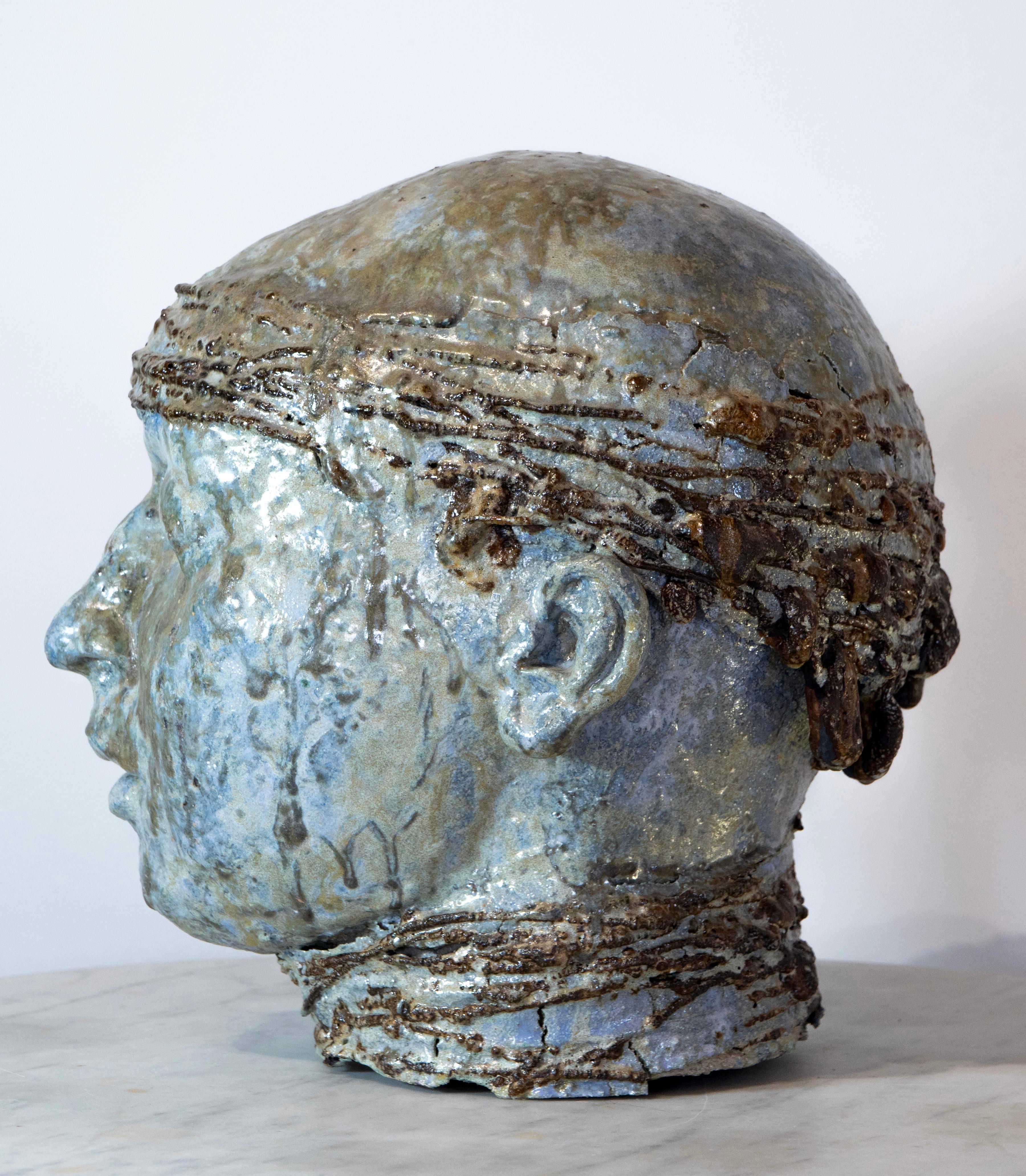 Cabeza con pañuelo - Escultura de hierro y refractario esmaltado marino a alta temperatura en venta 4