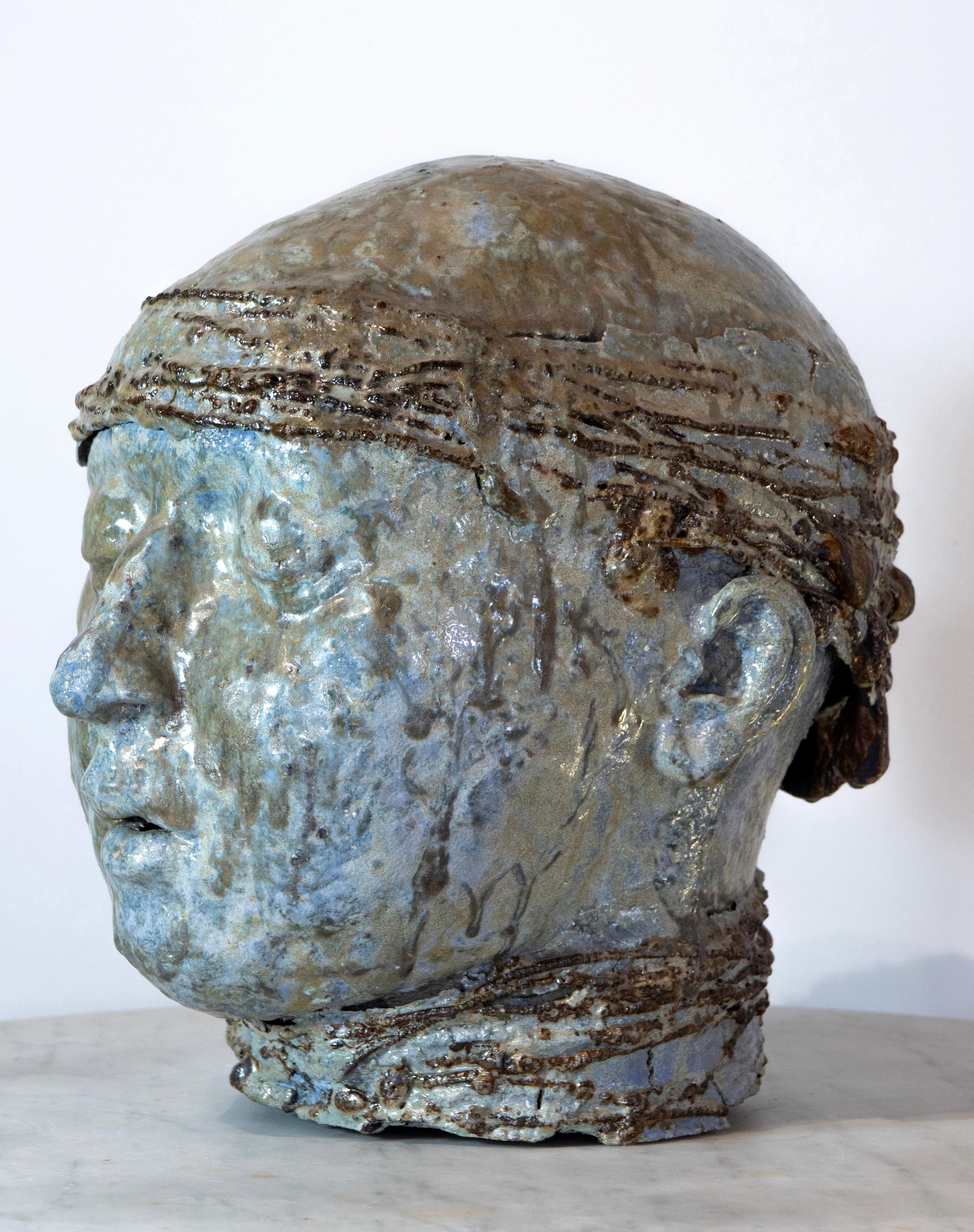Cabeza con pañuelo - Escultura de hierro y refractario esmaltado marino a alta temperatura en venta 5