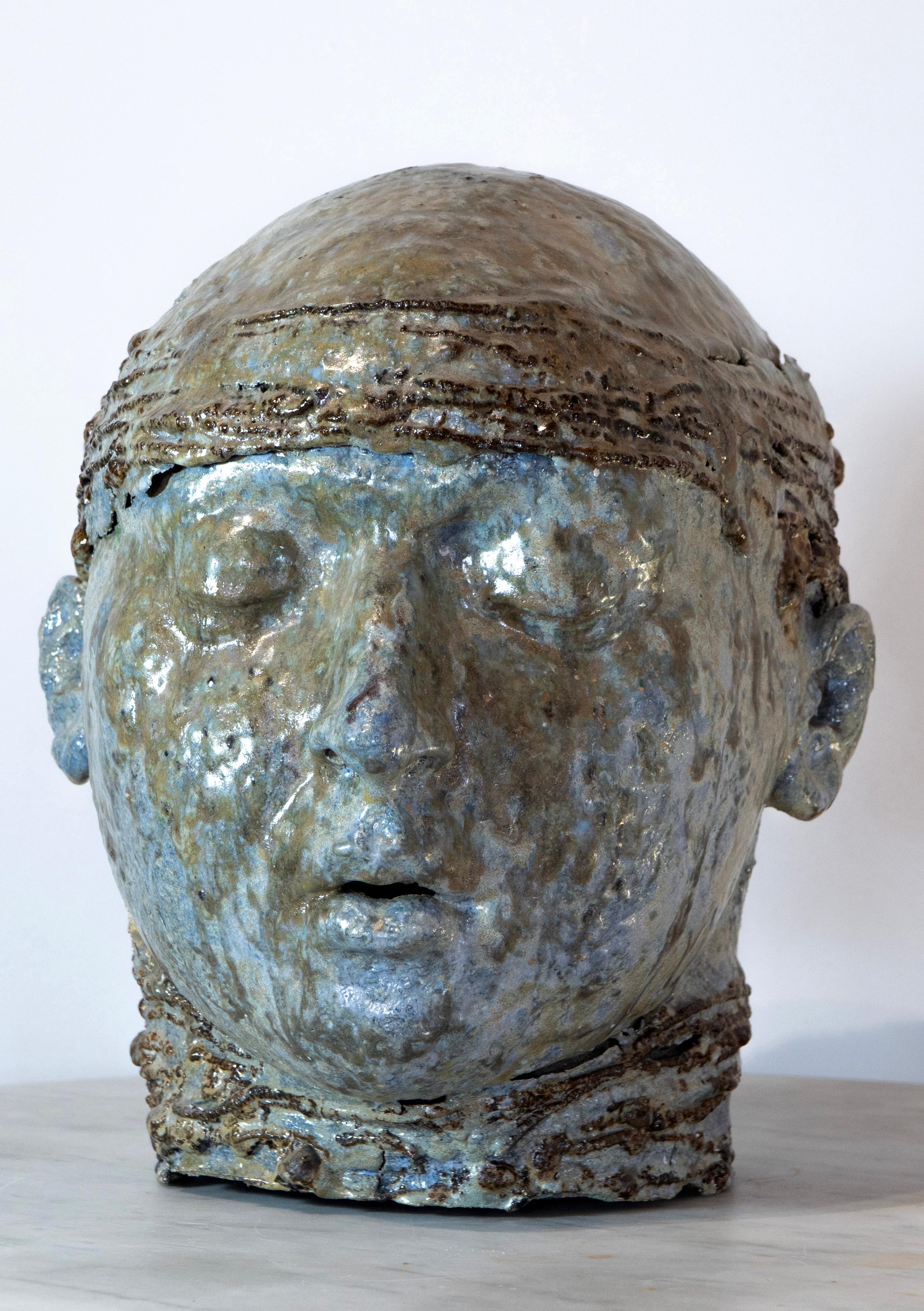 Cabeza con pañuelo - Escultura de hierro y refractario esmaltado marino a alta temperatura en venta 6