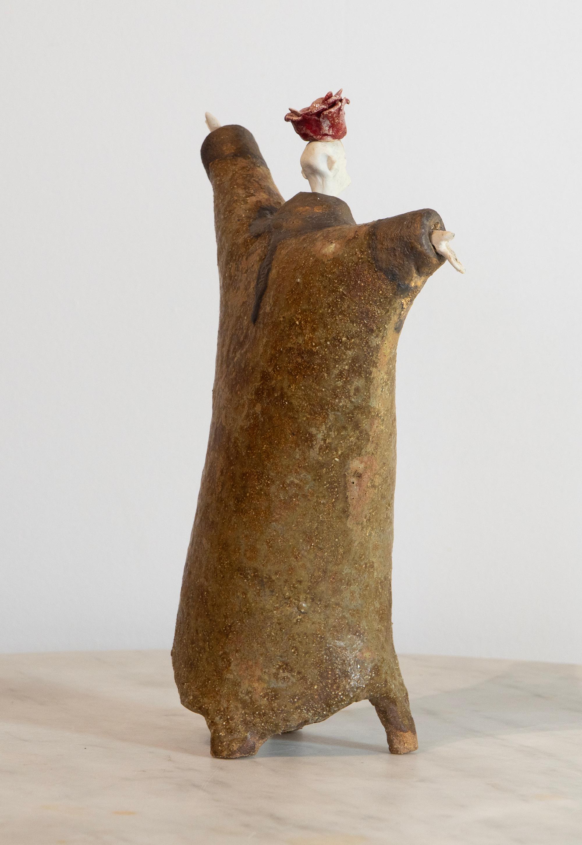 High fired glazed ceramic figurative sculpture Extravagant with Rosebud Hat - Contemporary Sculpture by Óscar Aldonza Torres