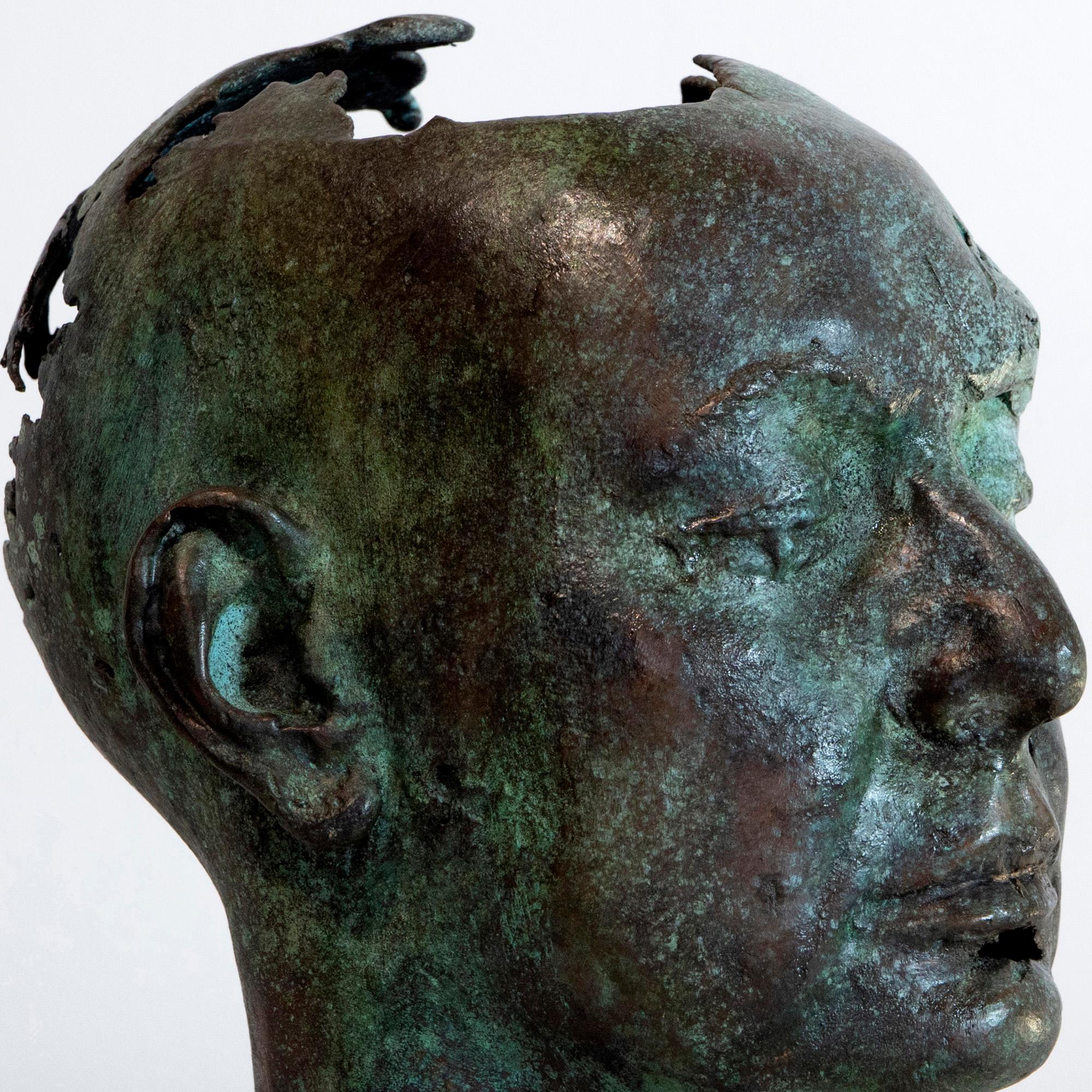 Scultura iperrealistica in bronzo a cera persa di testa femminile, teschio cavo, contemporanea - Sculpture di Óscar Aldonza Torres