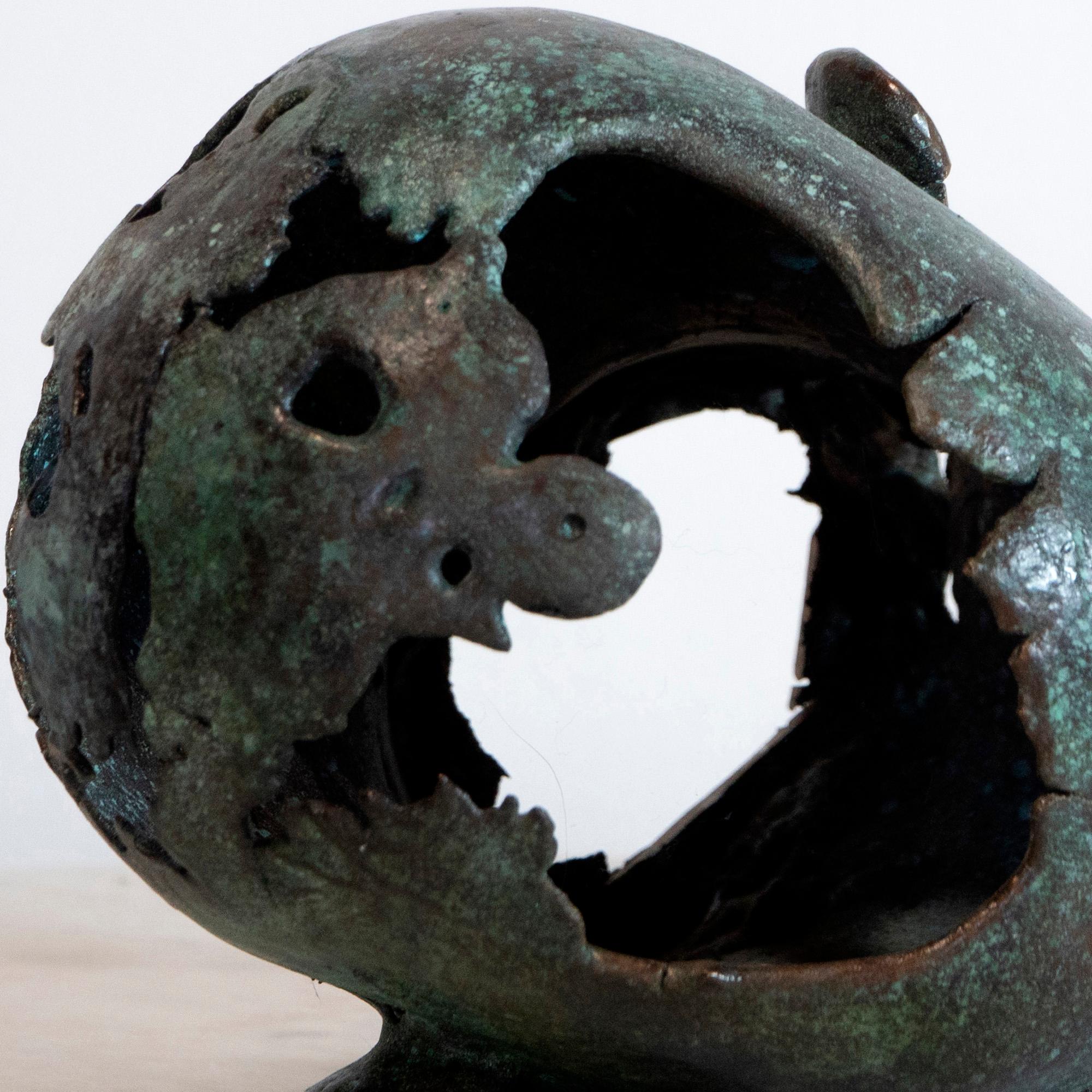 Scultura iperrealistica in bronzo a cera persa di testa femminile, teschio cavo, contemporanea - Sculpture Concettualismo di Óscar Aldonza Torres