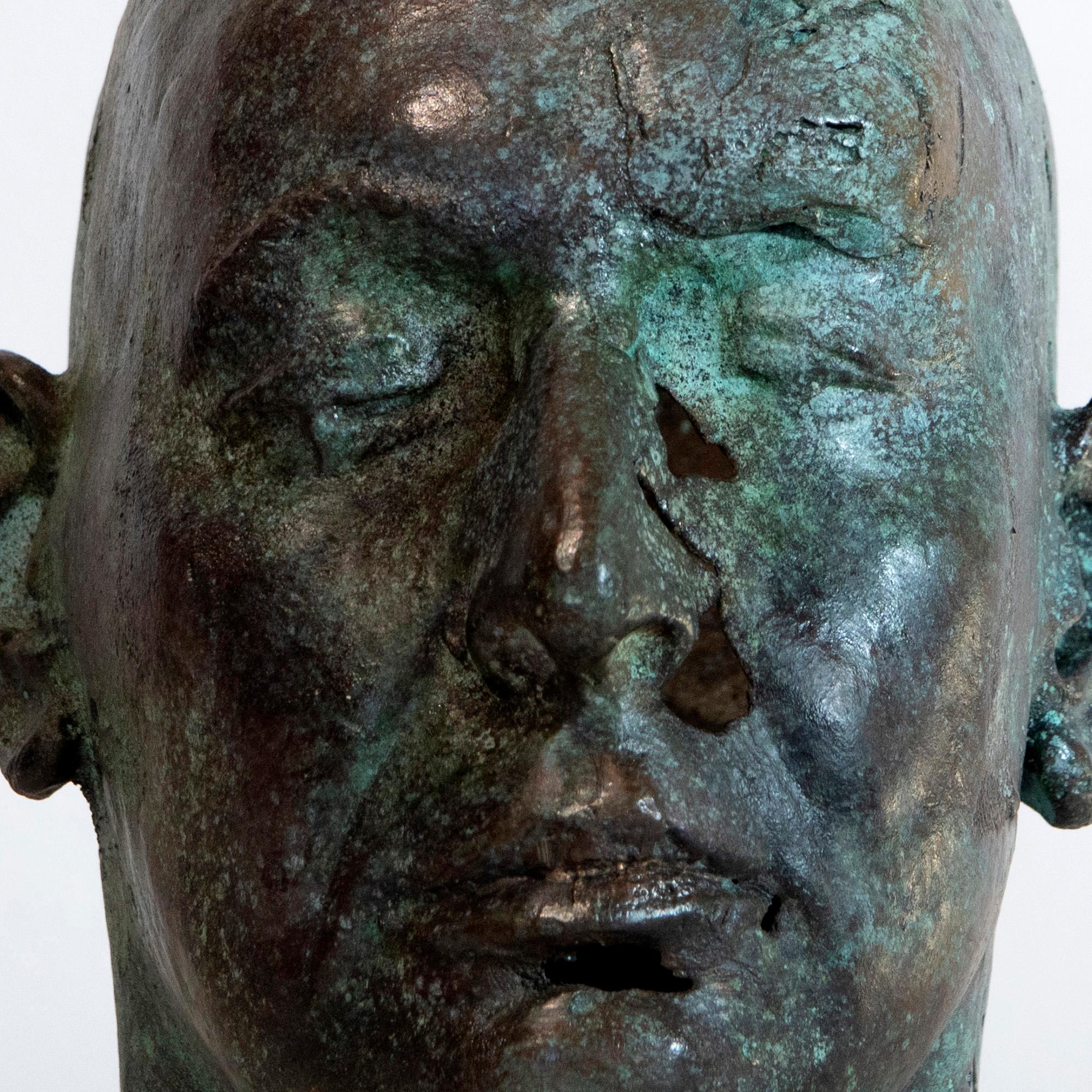 Scultura iperrealistica in bronzo a cera persa di testa femminile, teschio cavo, contemporanea - Abstract Sculpture Oro di Óscar Aldonza Torres