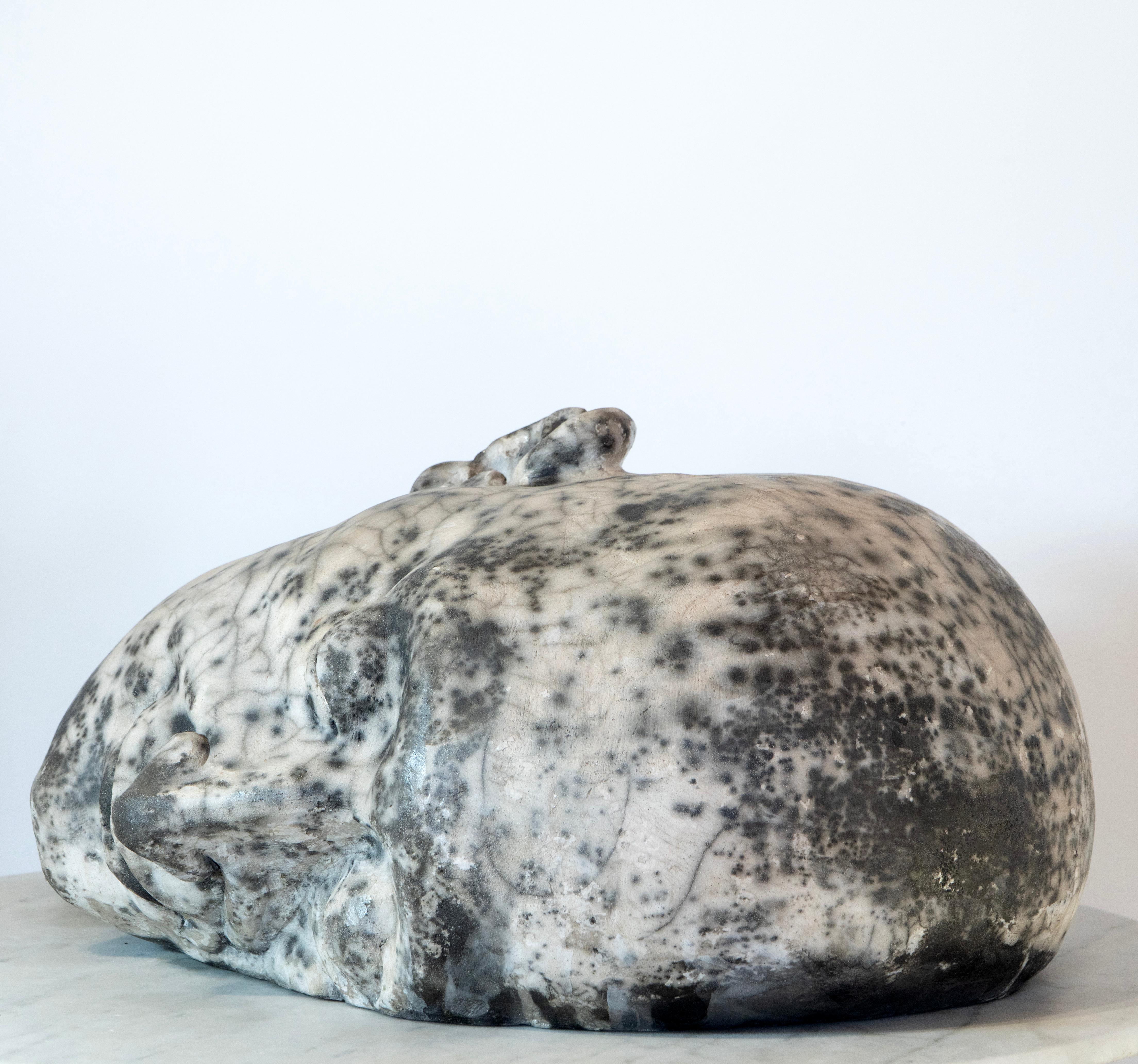 Tête couchée - Sculpture en céramique raku blanche, texture organique craquelée à la terre en vente 7