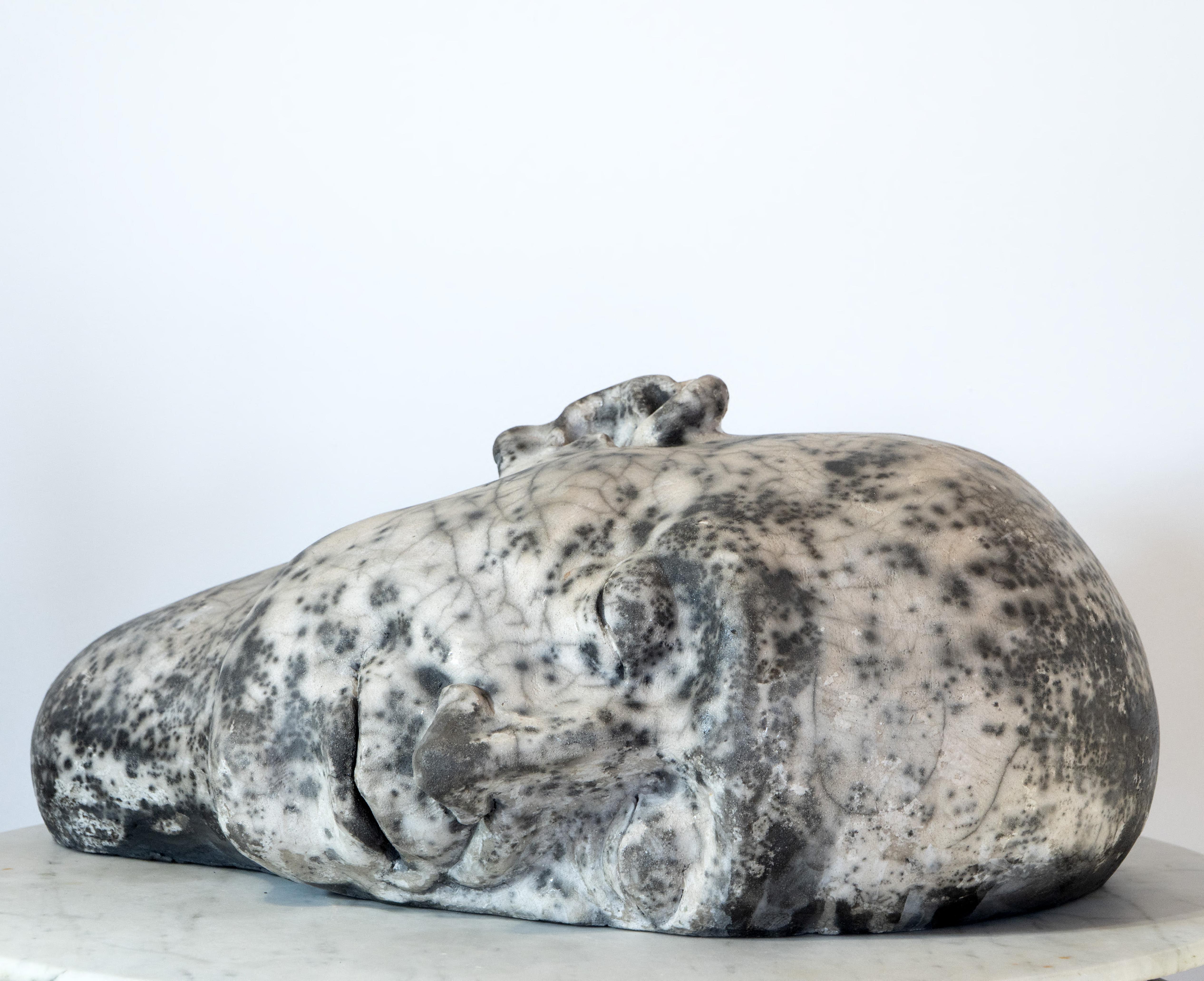 Tête couchée - Sculpture en céramique raku blanche, texture organique craquelée à la terre en vente 8