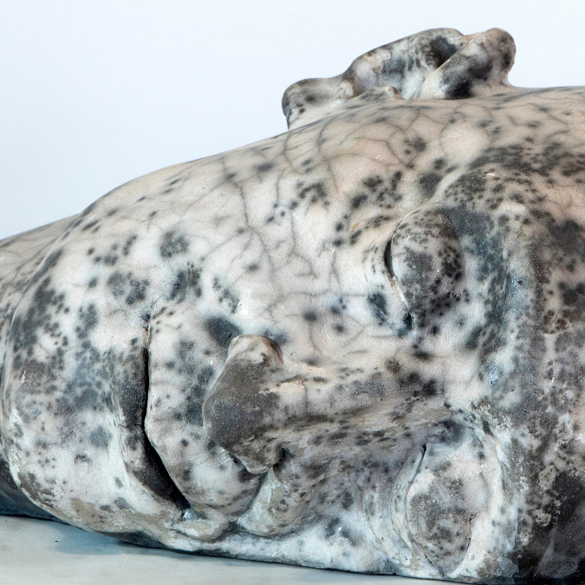 Tête couchée - Sculpture en céramique raku blanche, texture organique craquelée à la terre en vente 9
